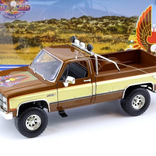 1:18 Greenlight 1982 GMC K-2500 Sierra Grande Wideside FALL GUY Stuntman Association - Image 1