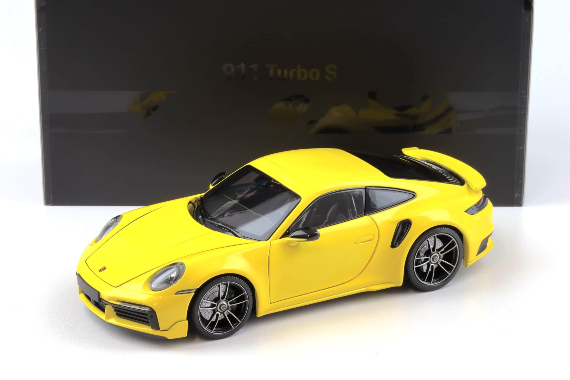 ID 94436 orig.jpg 1:18 Minichamps Porsche 911 (992) Turbo S Coupe Sport Design 2021 yellow