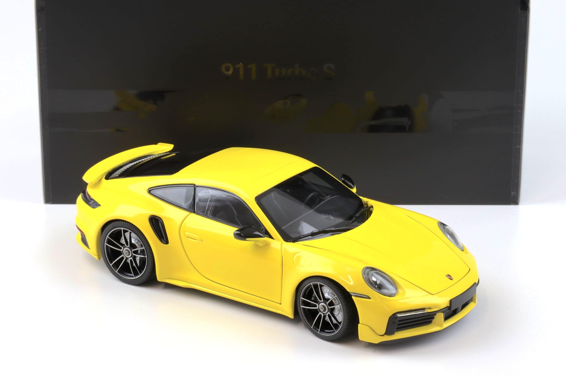 1:18 Minichamps Porsche 911 (992) Turbo S Coupe Sport Design 2021 yellow