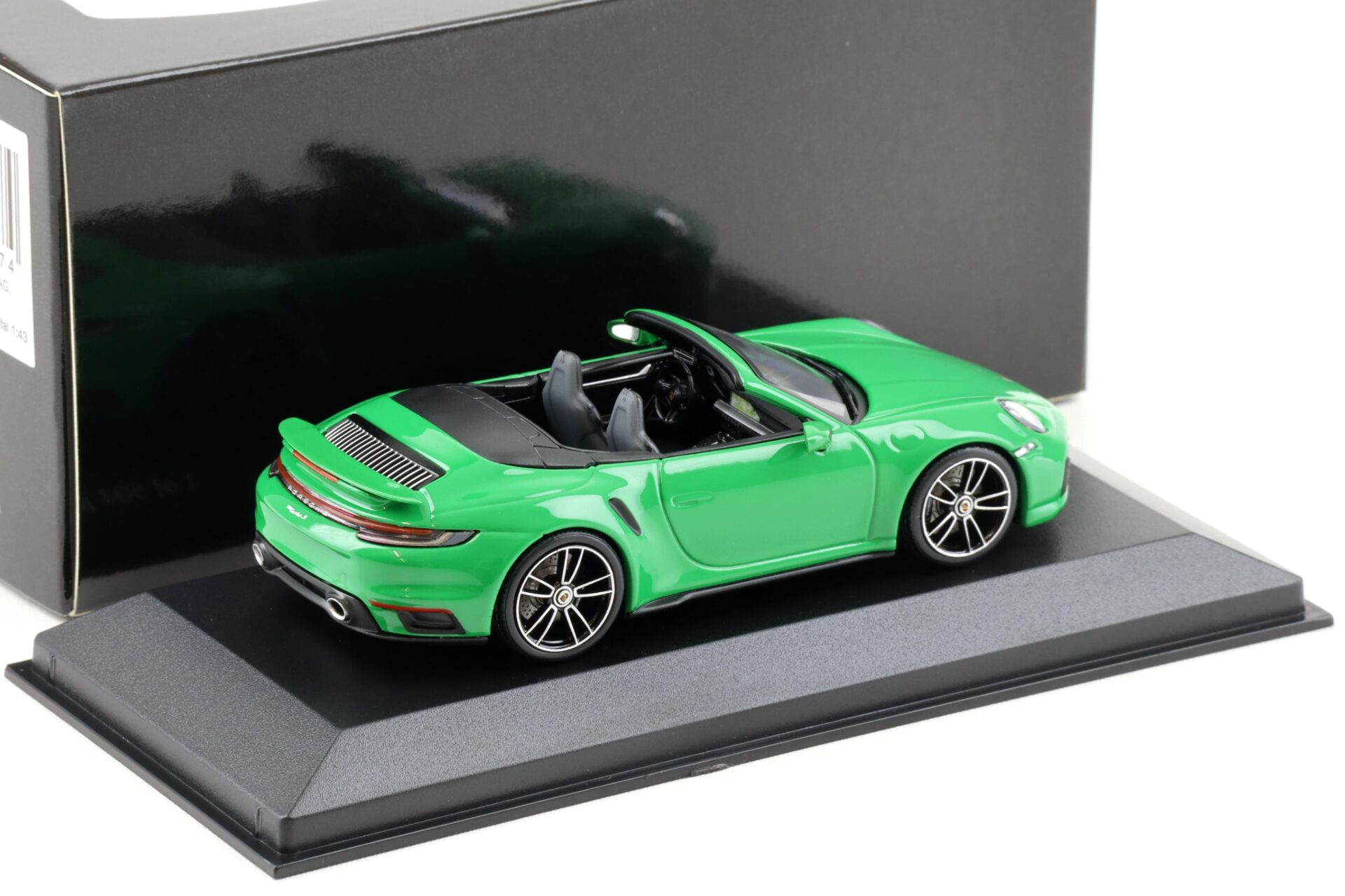 1:43 Minichamps Porsche 911 992 Turbo S Cabriolet 2020 Python green