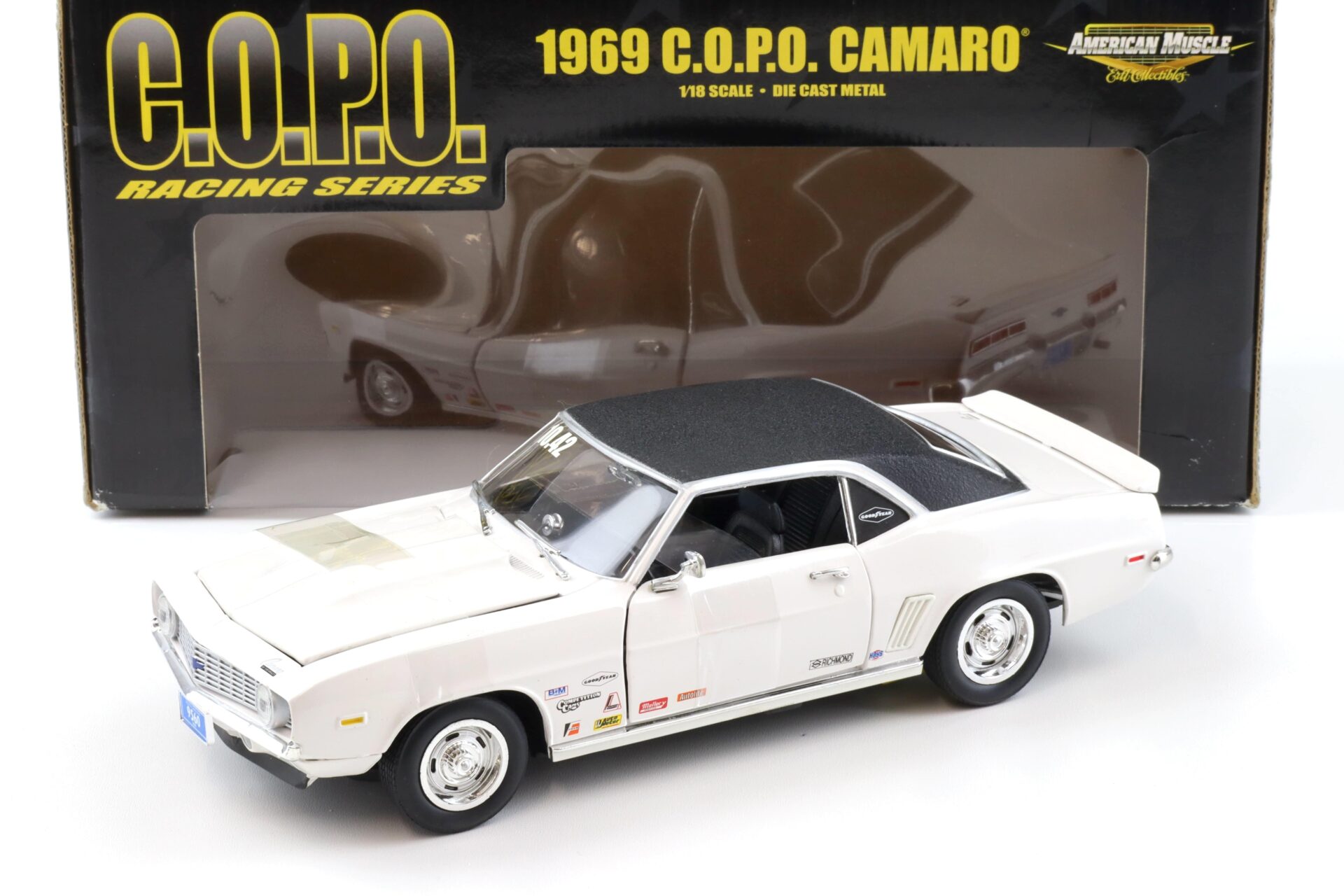 1:18 ERTL 1969 Chevrolet COPO Camaro white/ black Hobby Edition 36677