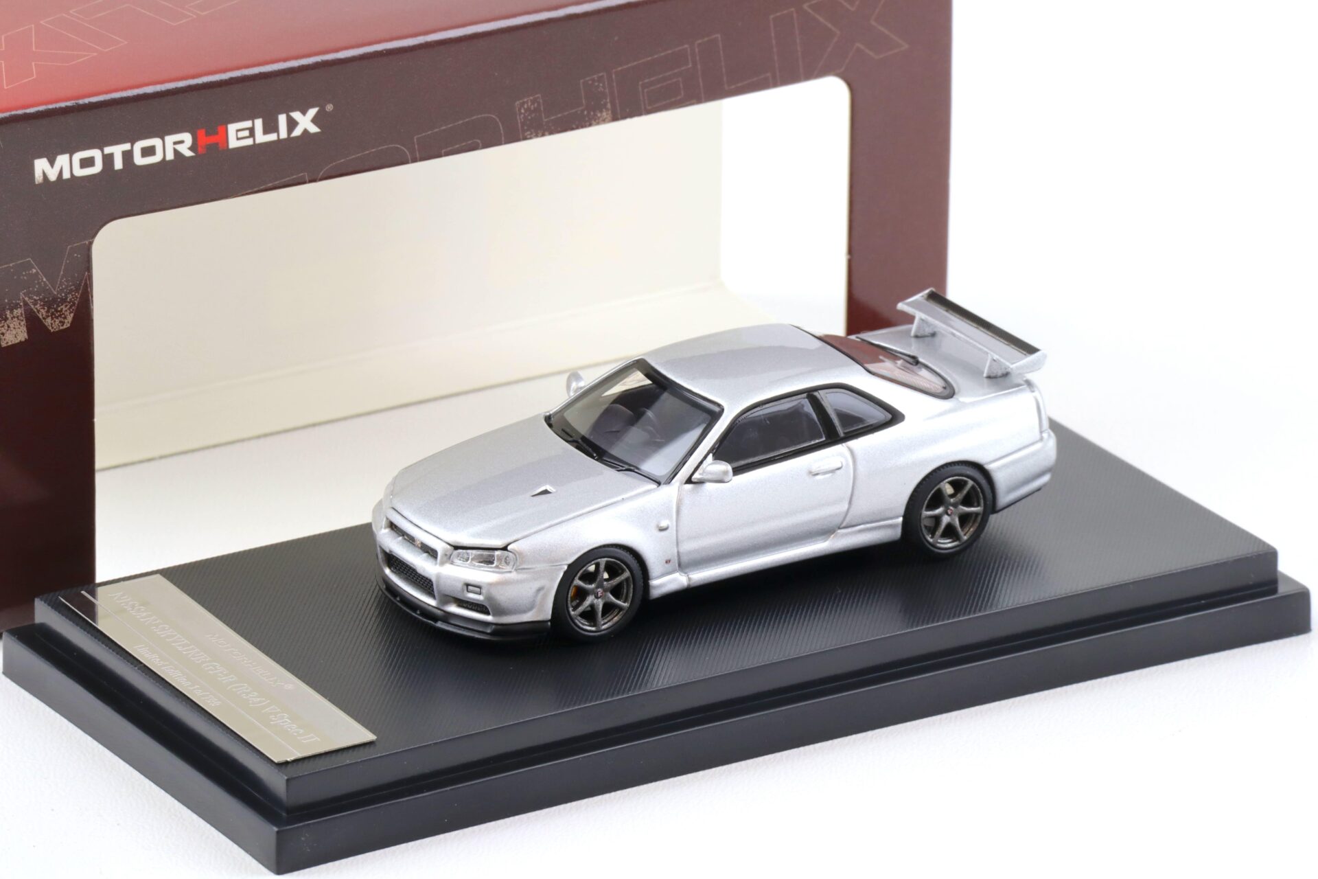 1:64 Motorhelix Nissan Skyline GT-R R34 V Spec II Sparkling silver M63406