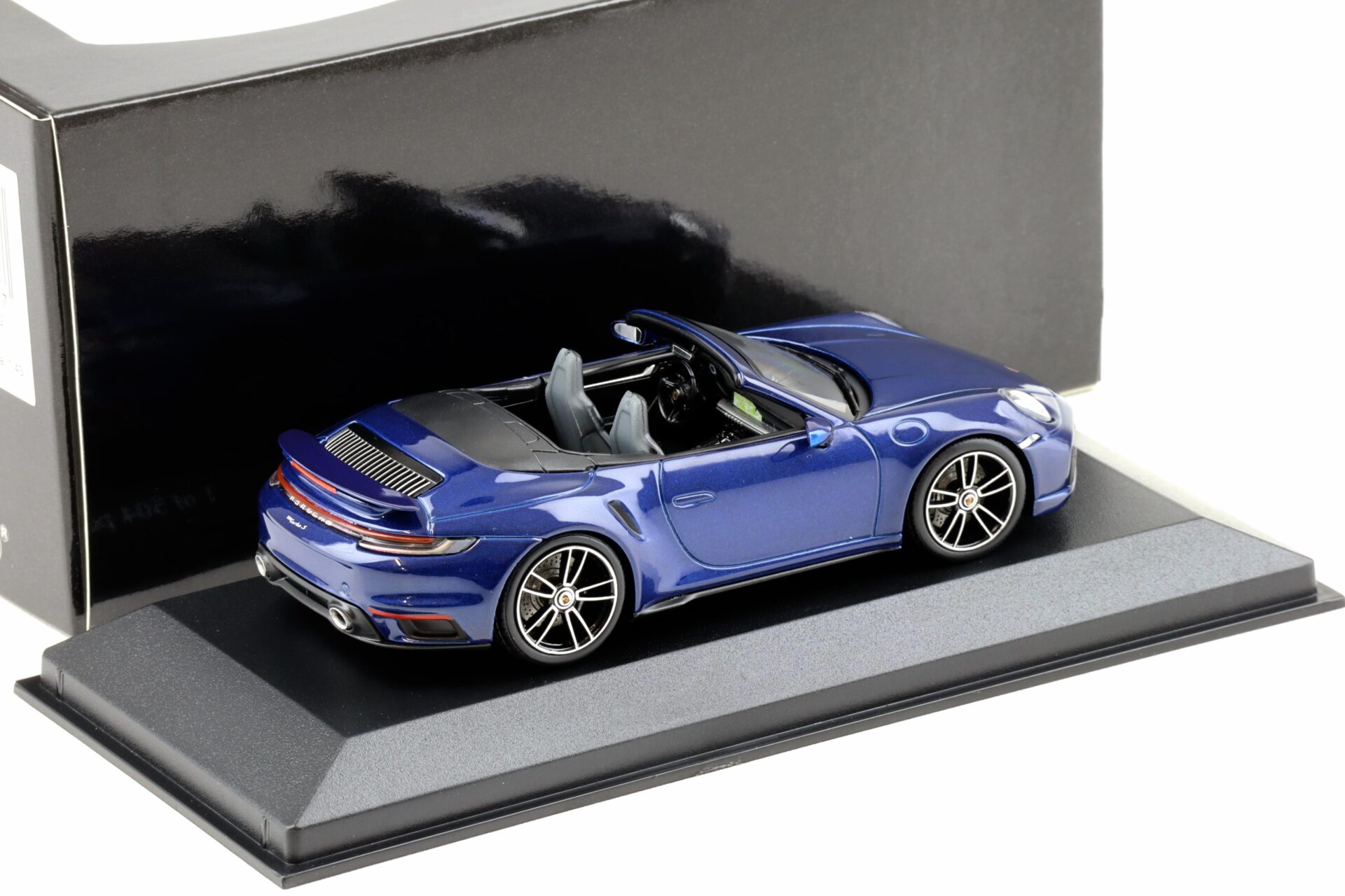 1:43 Minichamps Porsche 911 992 Turbo S Cabriolet 2020 Enzian blue metallic