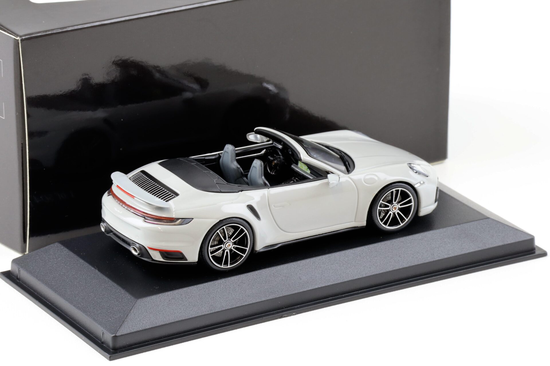 1:43 Minichamps Porsche 911 992 Turbo S Cabriolet 2020 Chalk grey