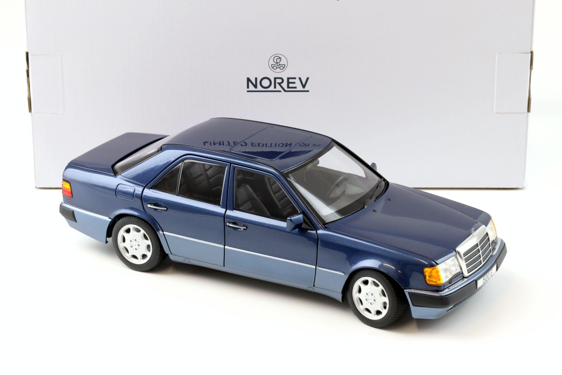 1:18 Norev Mercedes 500 E W124 5.0 V8 Limousine 1990 Nautical blue - Limited 1000 pcs.