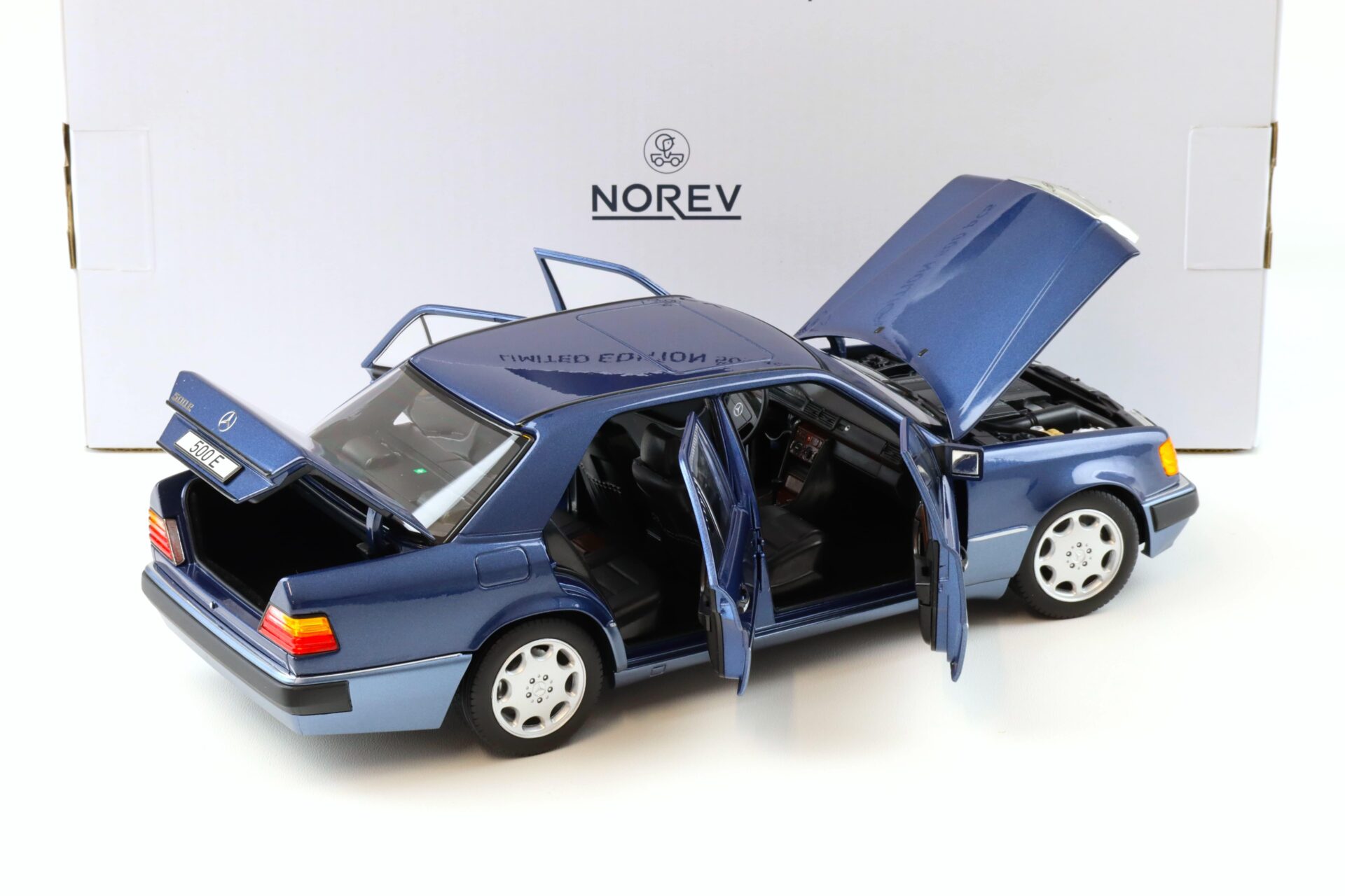 1:18 Norev Mercedes 500 E W124 5.0 V8 Limousine 1990 Nautical blue - Limited 1000 pcs.
