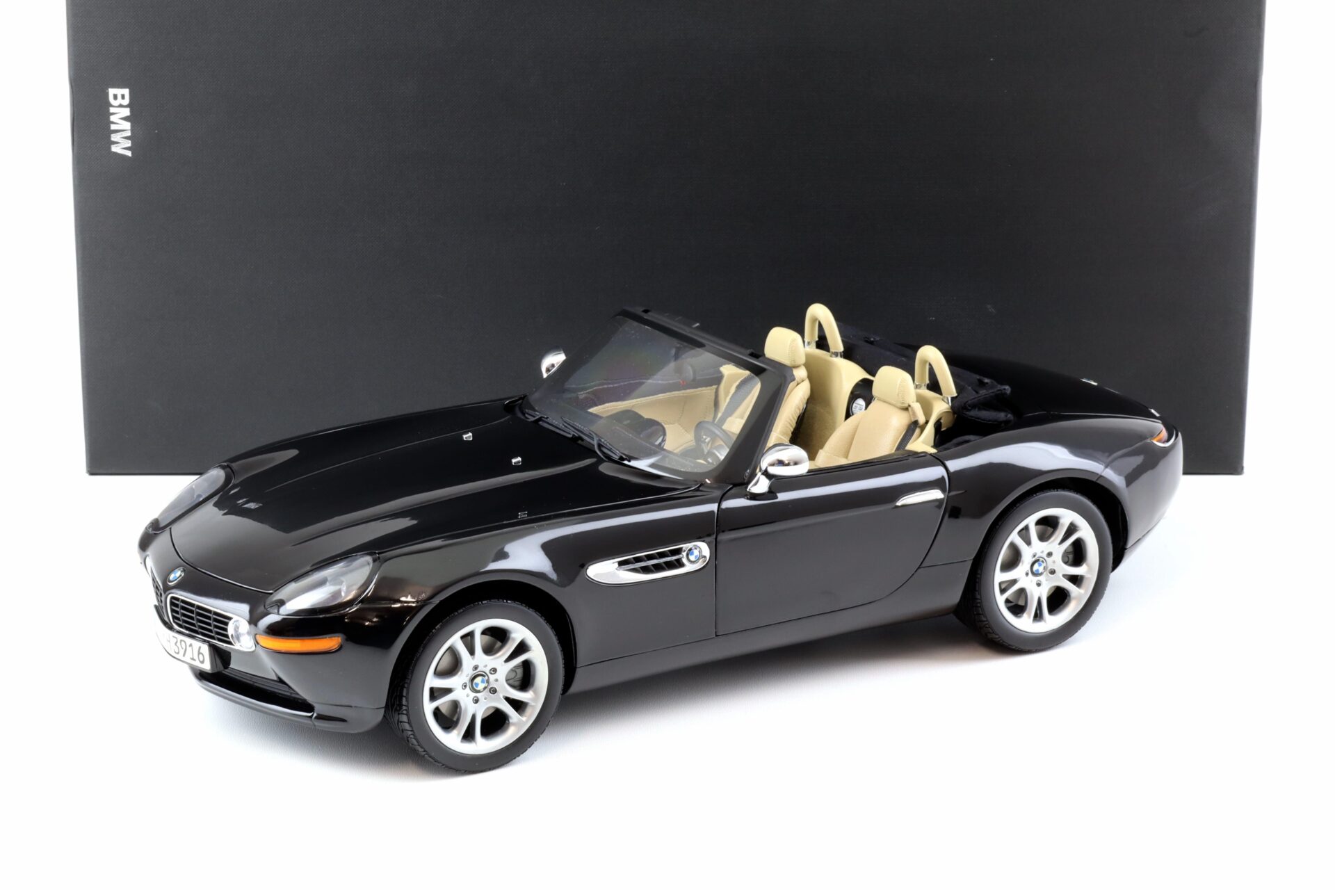 ID 97239 orig.jpg 1:12 Kyosho BMW Z8 Roadster black/ beige interior DEALER VERSION