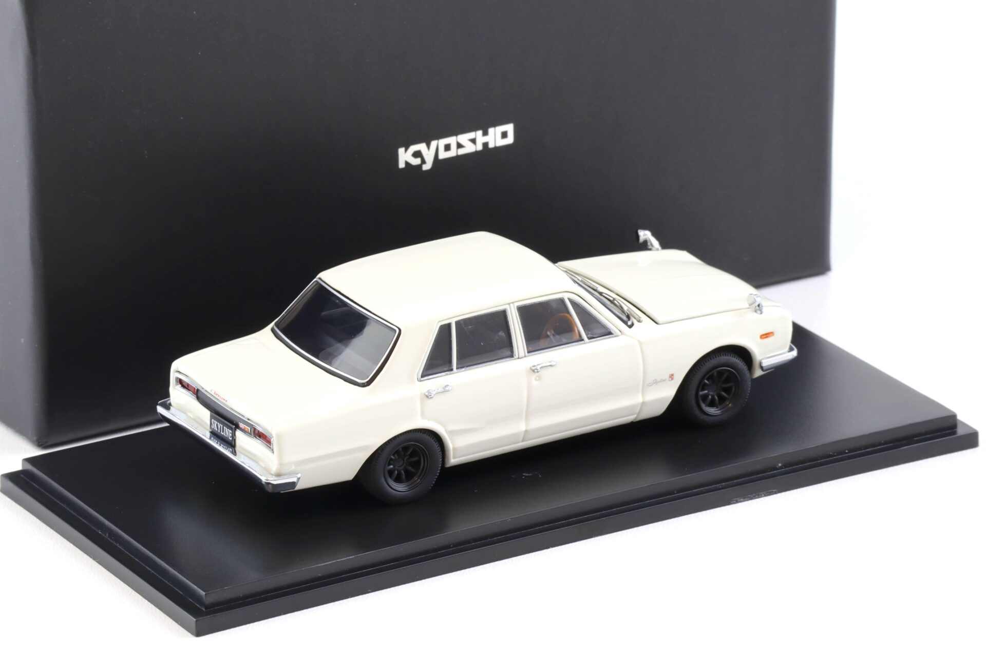 1:43 Kyosho Nissan Skyline 2000 GT-R 4 doors (1969) PGC10 wide wheel white