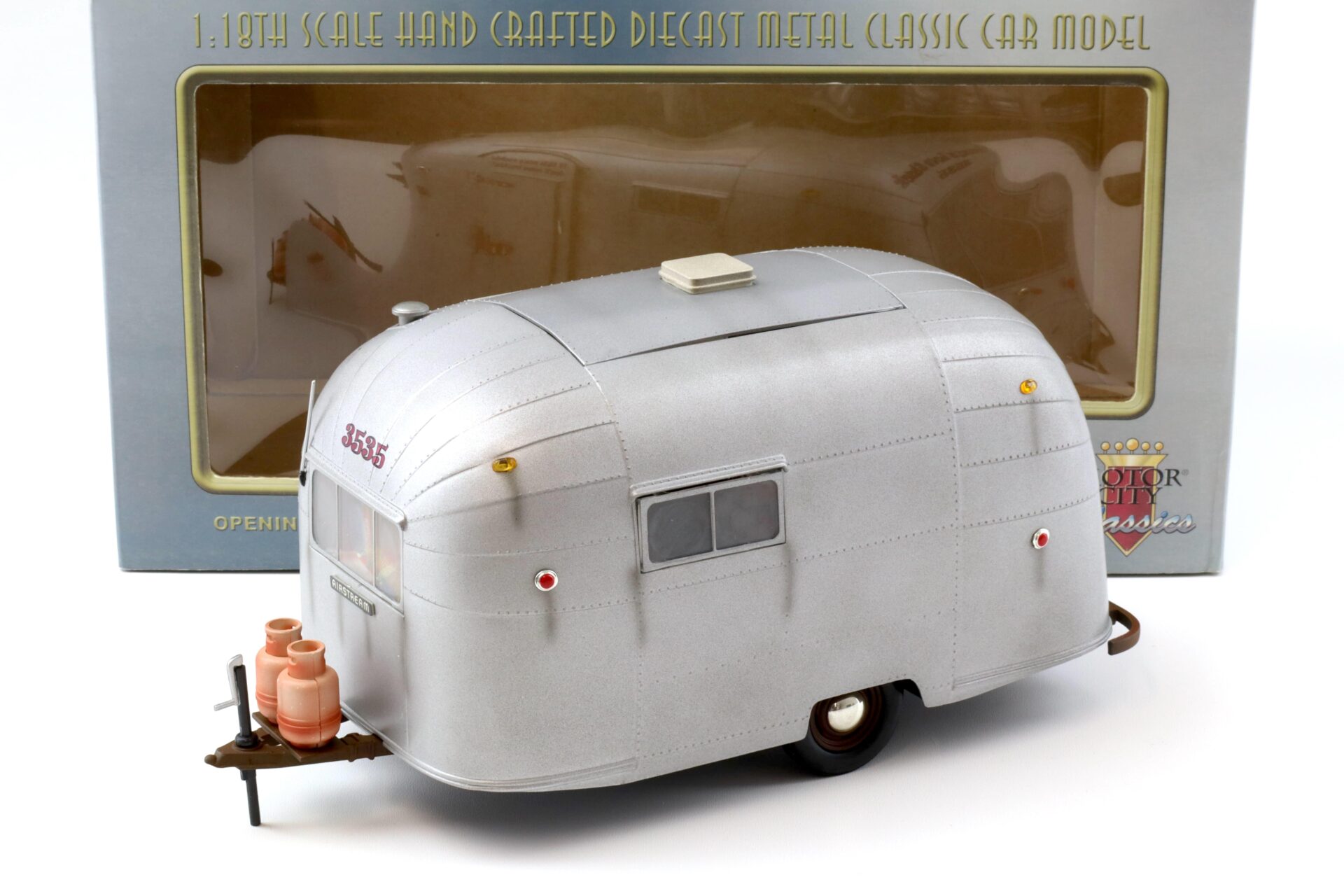 ID 97457 orig.jpg 1:18 Motor City Classics Weathered AIRSTREAM Trailer Camper Wohnwagen silver 94007
