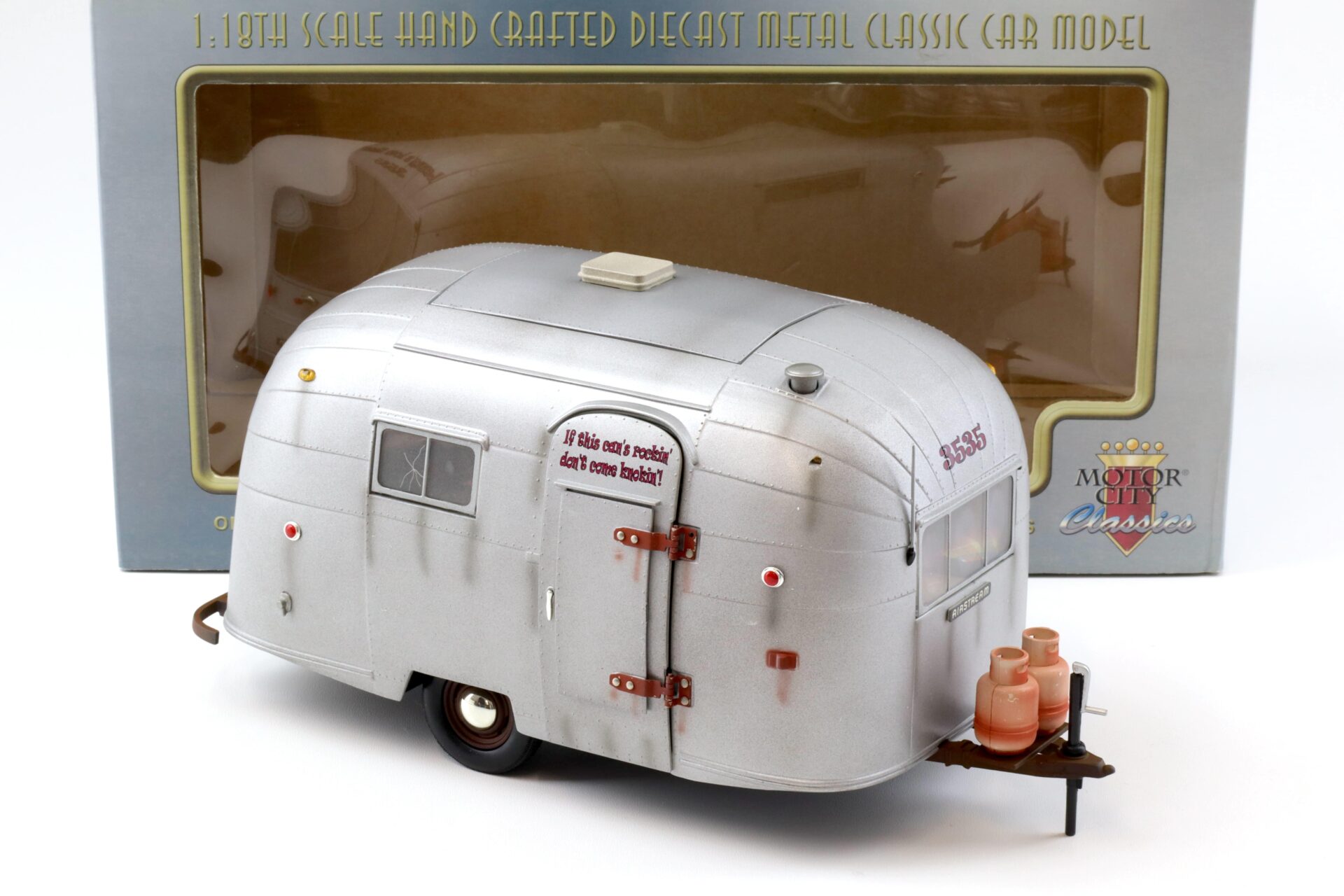 1:18 Motor City Classics Weathered AIRSTREAM Trailer Camper Wohnwagen silver 94007