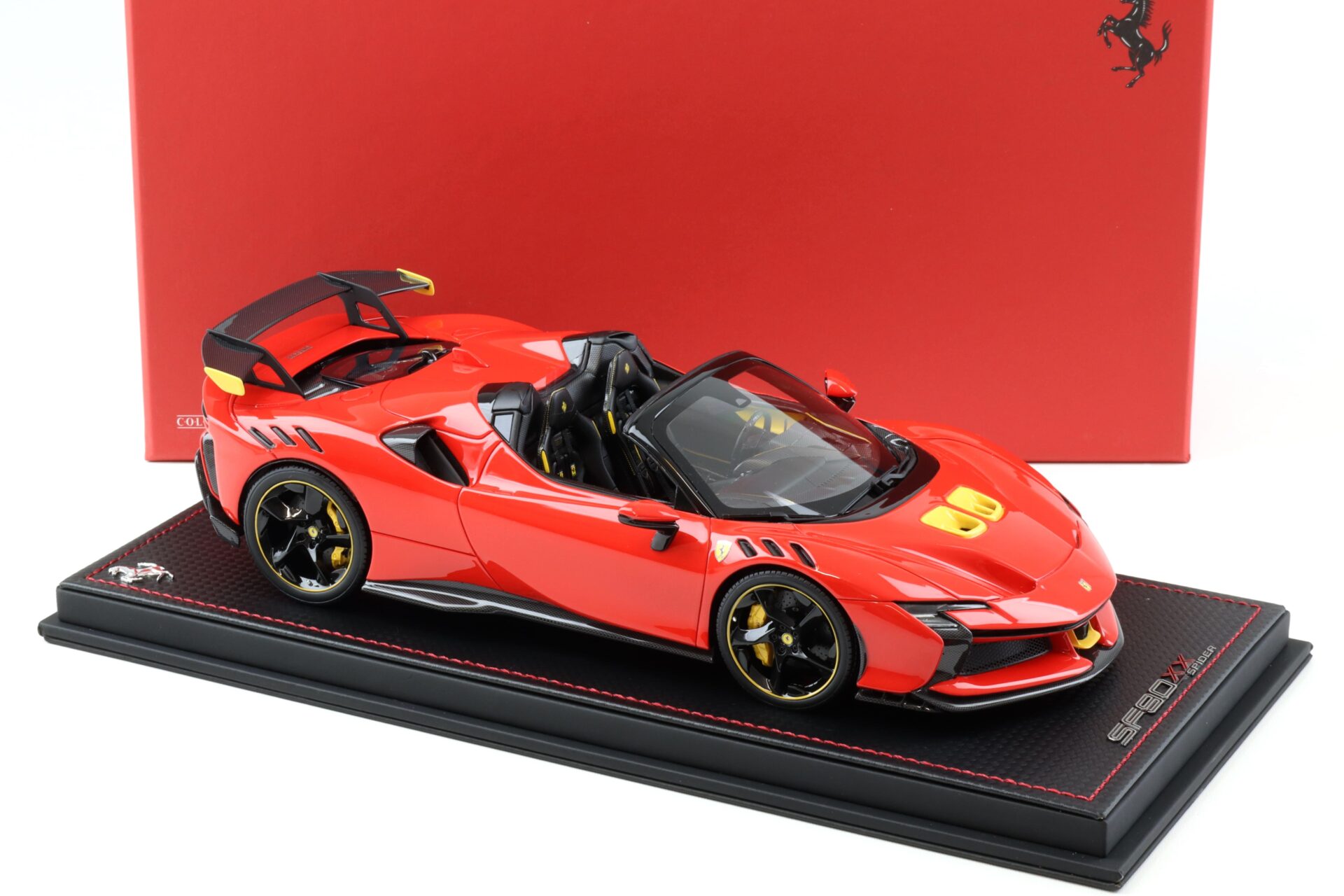 1:18 MR Collection Ferrari SF90 XX Stradale Spider Rosso Scuderia with display - Limited 99 pcs.