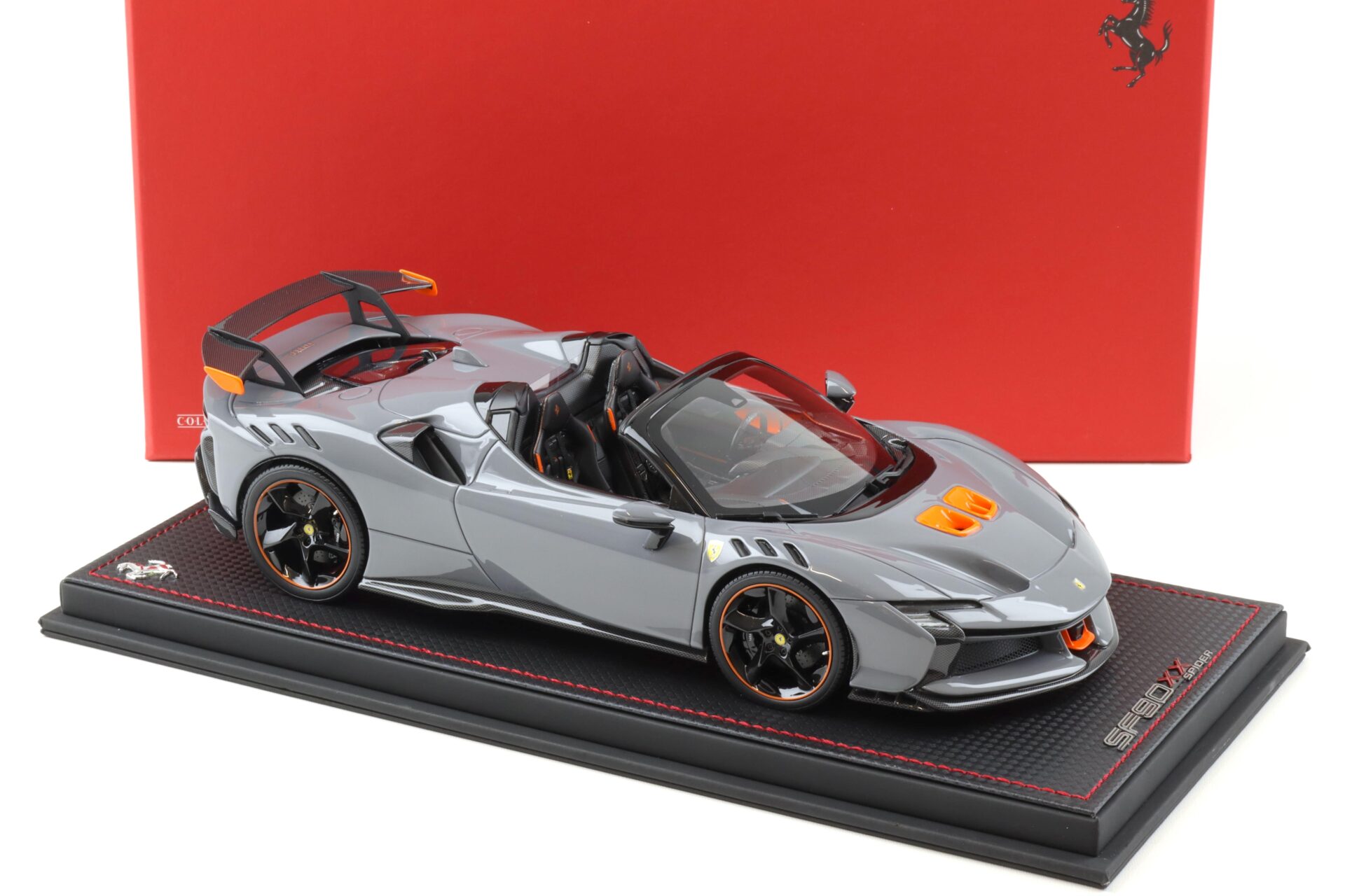 1:18 MR Collection Ferrari SF90 XX Stradale Spider Grigio Nardo with display - Limited 99 pcs.