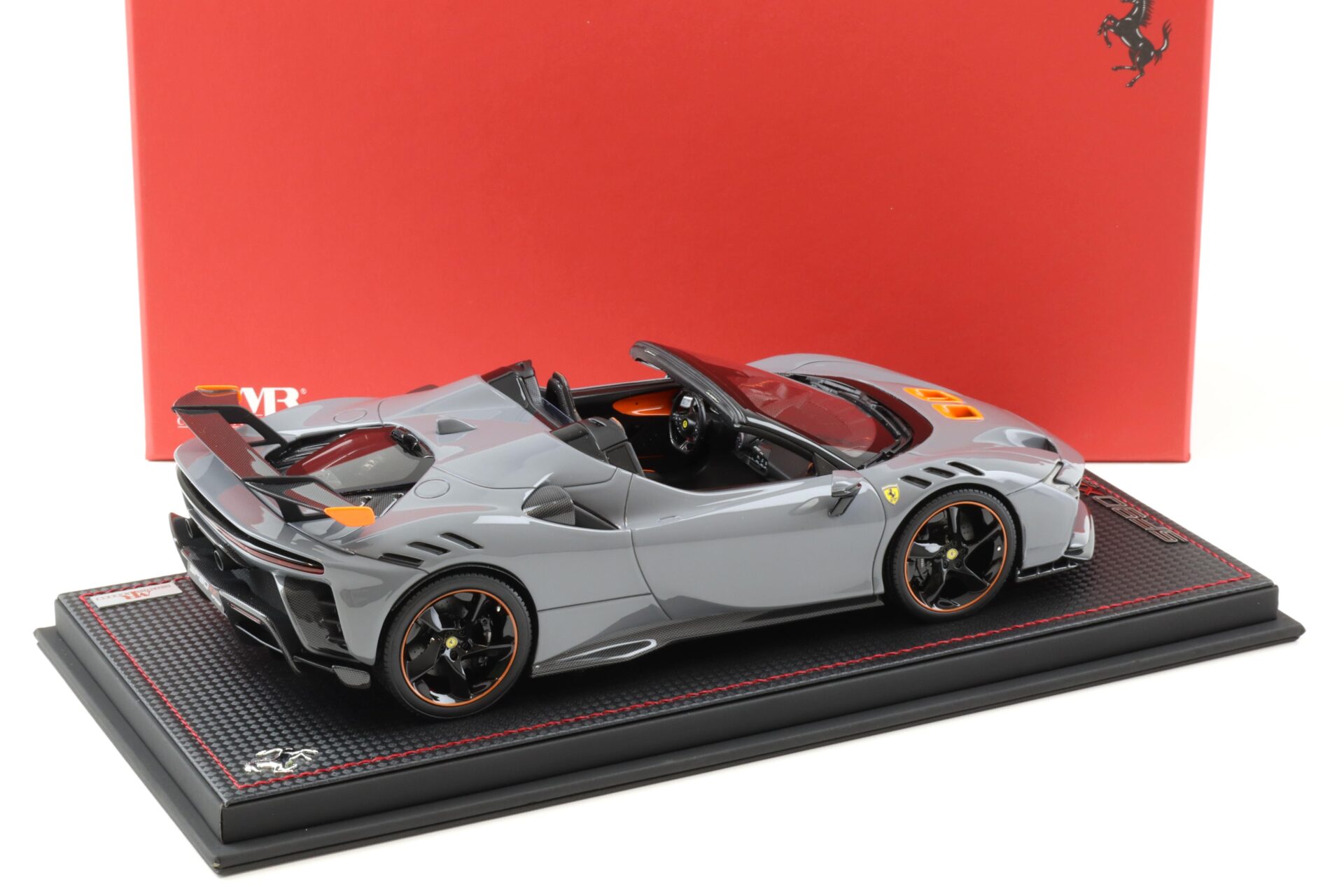 1:18 MR Collection Ferrari SF90 XX Stradale Spider Grigio Nardo with display - Limited 99 pcs.