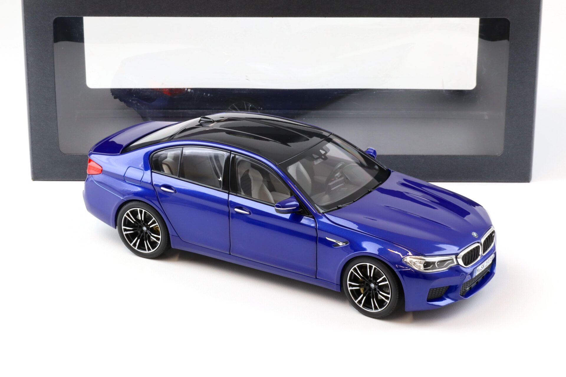 1:18 Norev BMW M5 F90 Limousine Marina Bay blue 2018 DEALER VERSION