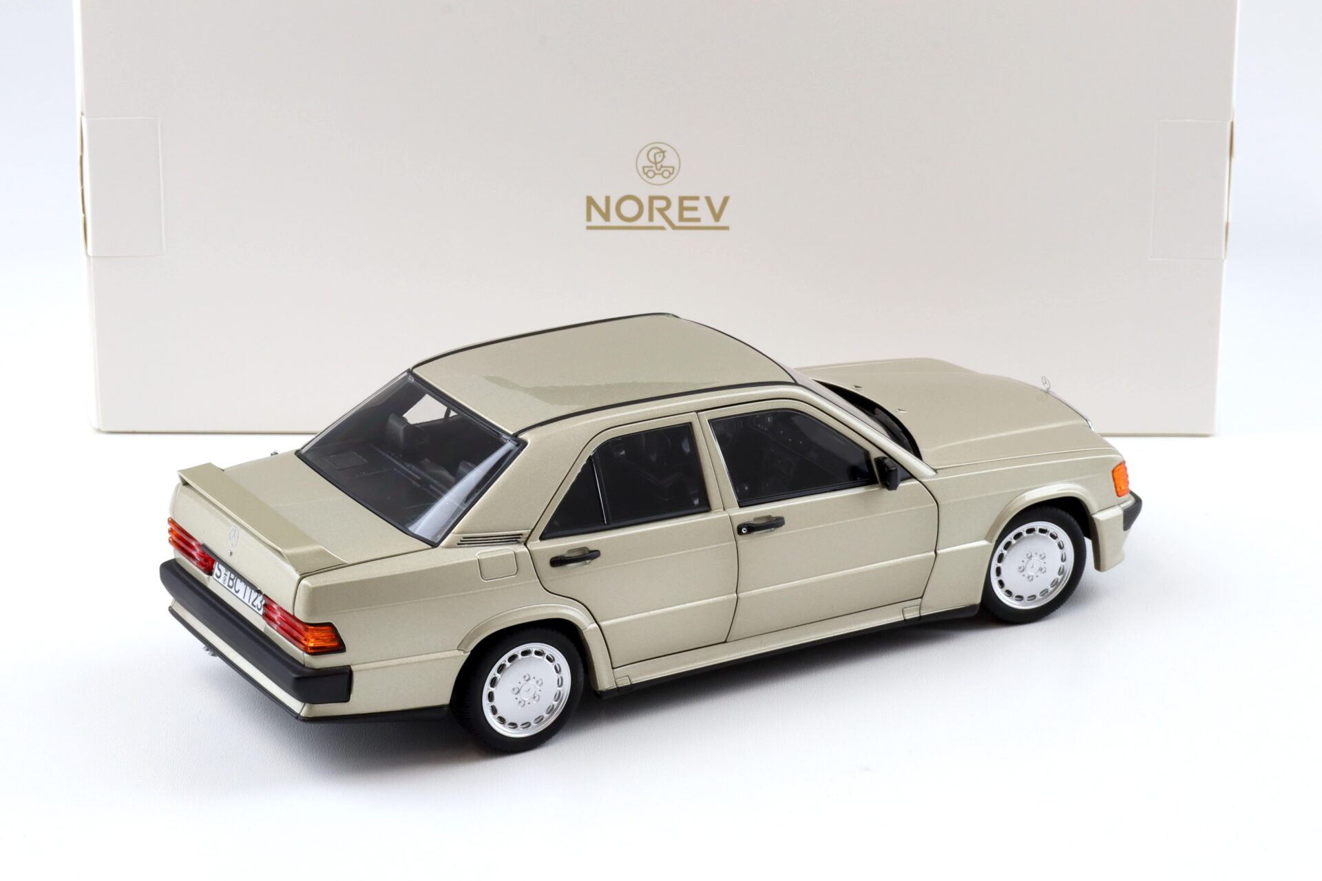 1:18 Norev Mercedes 190E 2.3-16 W201 Limousine 1984 Smoke silver metallic 183831