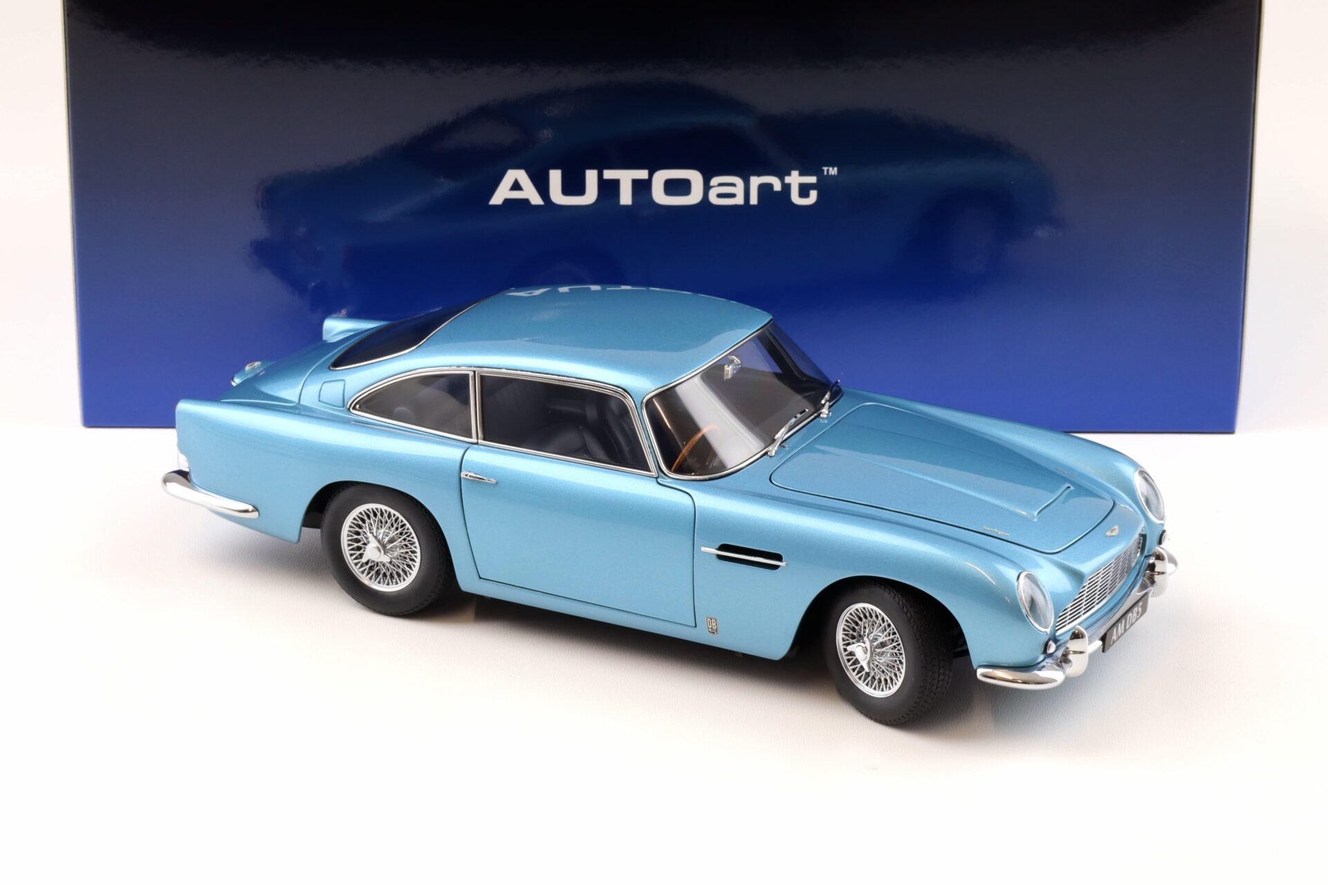 1:18 AUTOart Aston Martin DB5 Coupe 1964 Caribbean pearl blue 70288