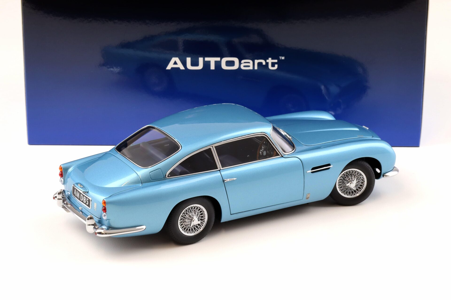 1:18 AUTOart Aston Martin DB5 Coupe 1964 Caribbean pearl blue 70288