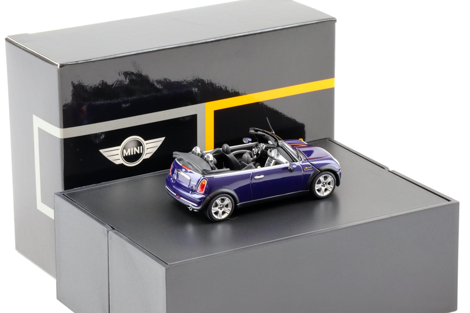 1:43 Minichamps Mini Cooper R52 Convertible black-eye-purple-met. DEALER VERSION