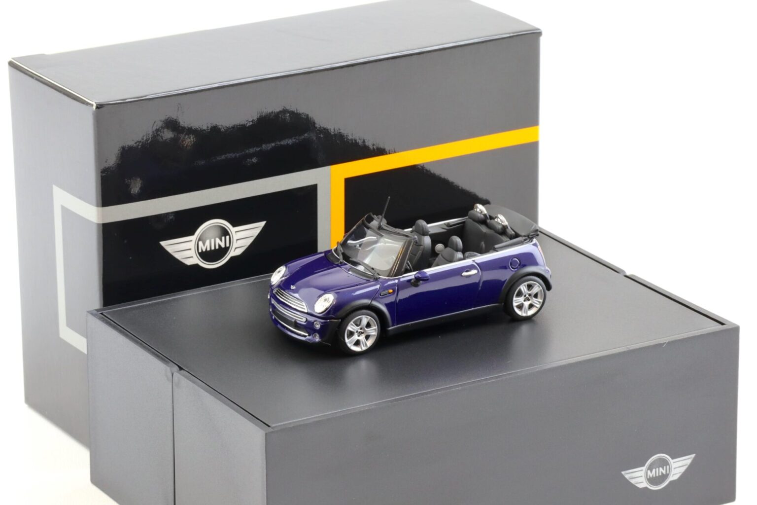 Mini Model R52 1:43 Minichamps Mini Cooper R52 Convertible black-eye-purple-met ...