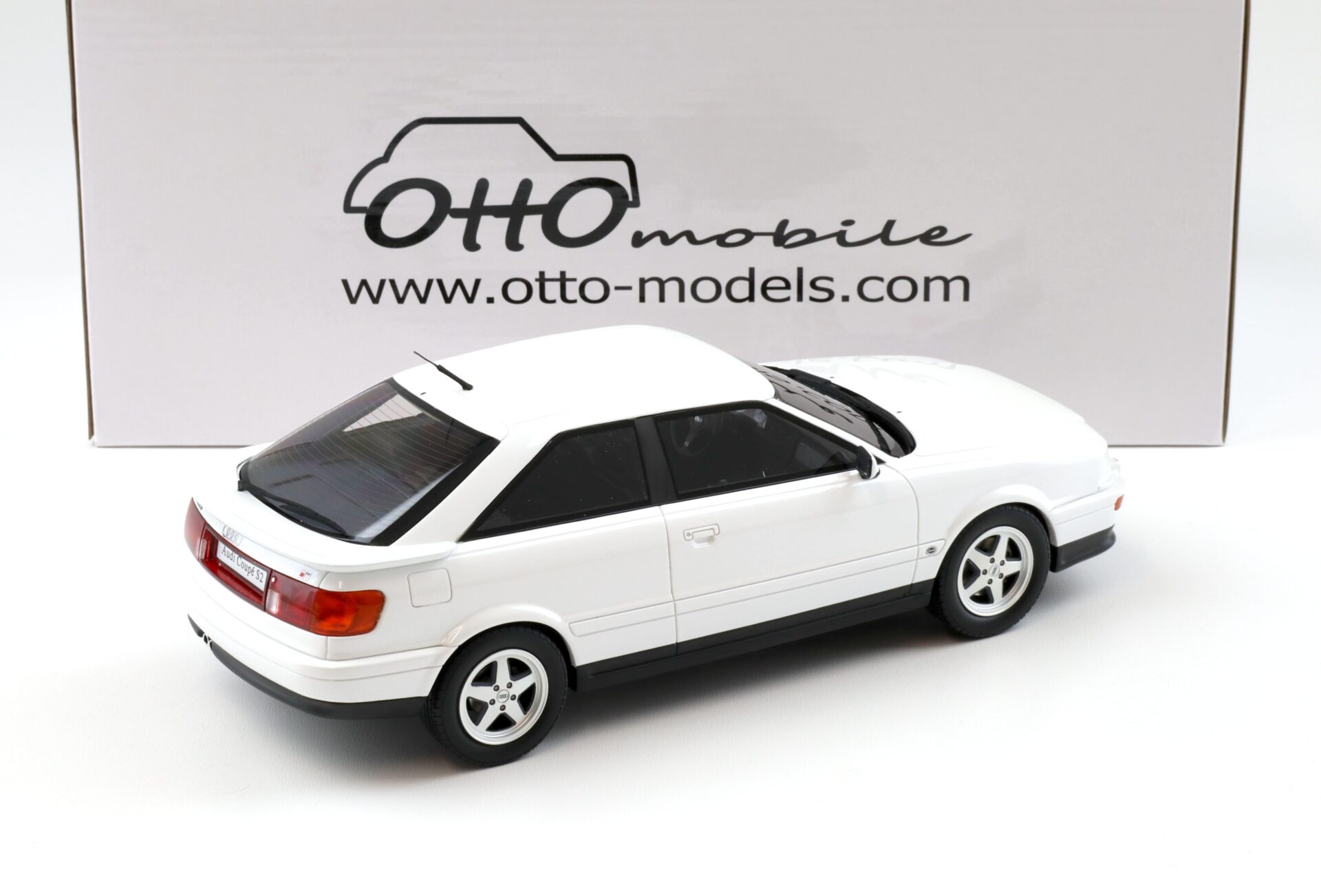 1:18 OTTO mobile OT288 Audi S2 Coupe pearl white 1991