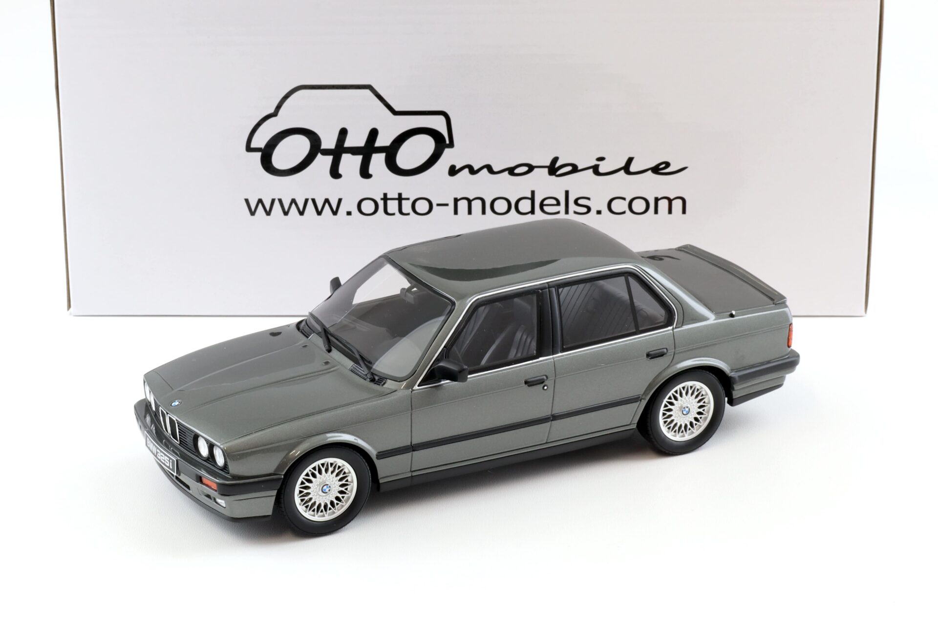 1:18 OTTO mobile OT819 BMW 325i E30 Sedan 1988 grey metallic