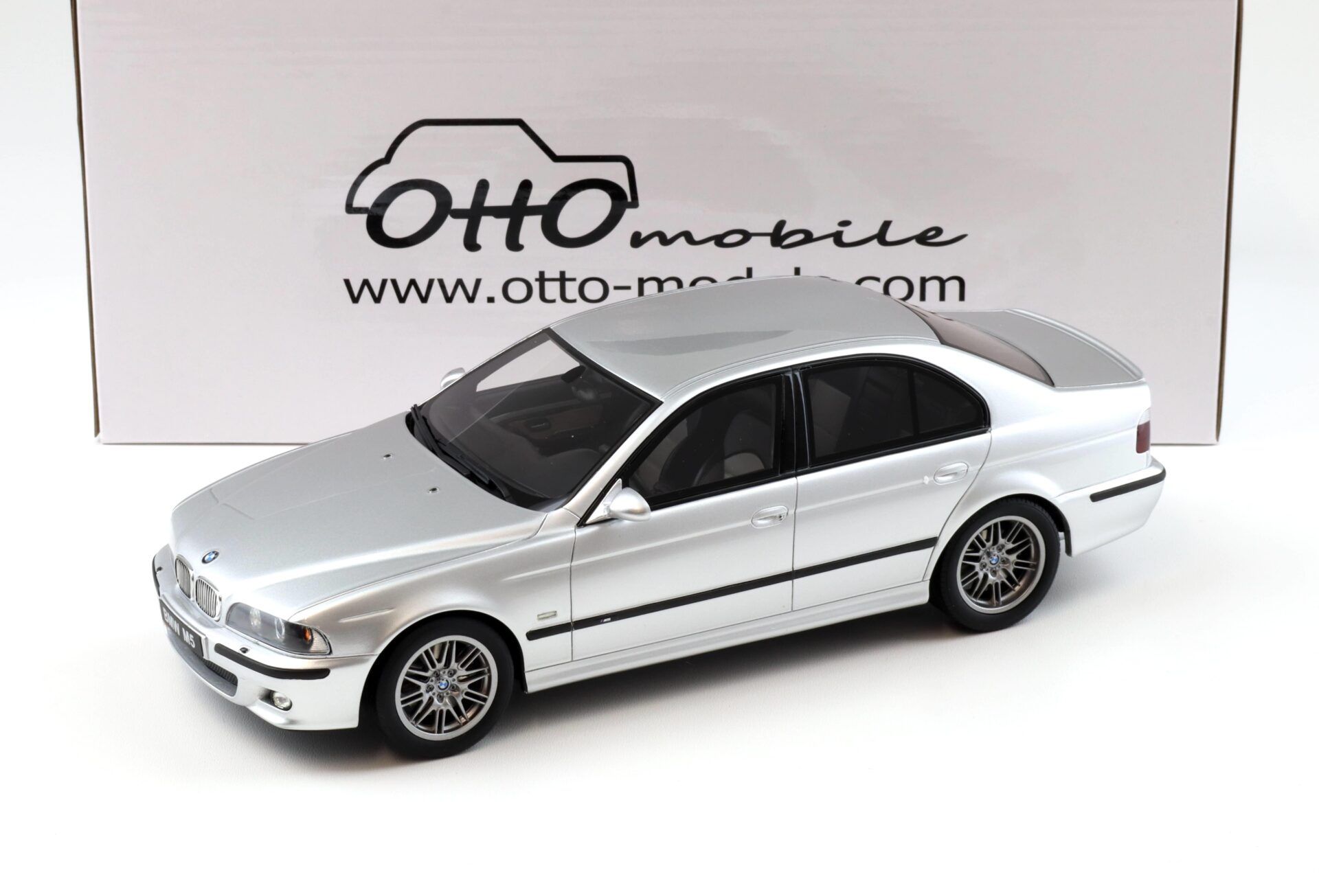 1:18 OTTO mobile OT747B BMW M5 E39 Limousine Titanium silver 2002