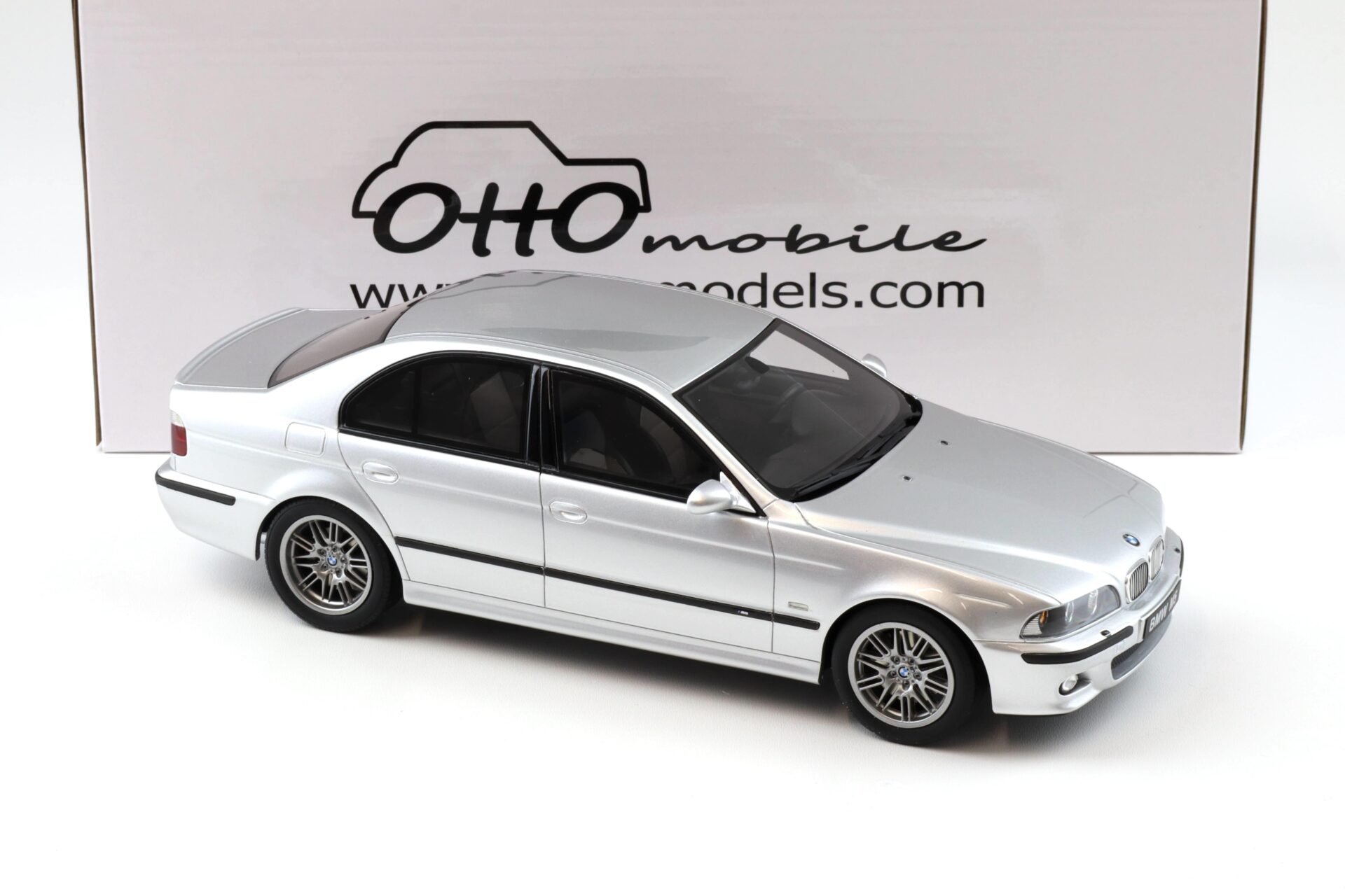 1:18 OTTO mobile OT747B BMW M5 E39 Limousine Titanium silver 2002