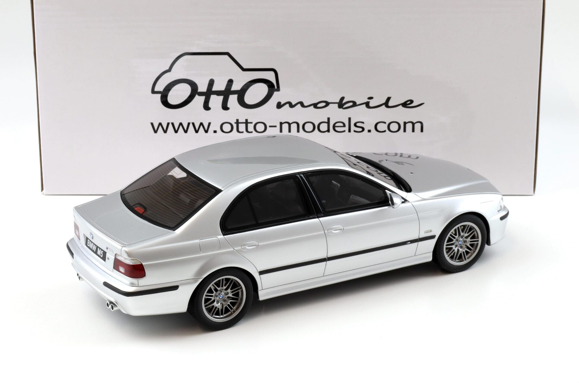 1:18 OTTO mobile OT747B BMW M5 E39 Limousine Titanium silver 2002