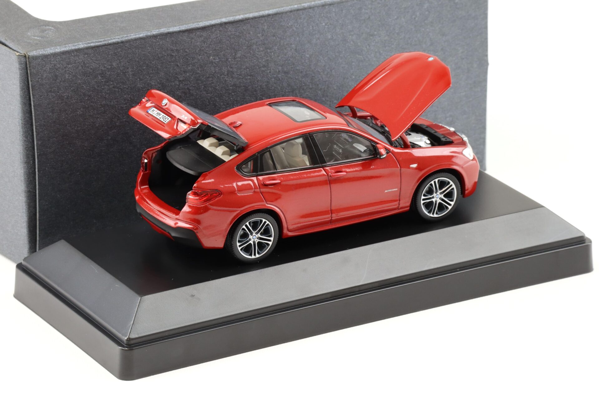 1:43 Herpa BMW X4 (F26) melbourne red DEALER VERSION