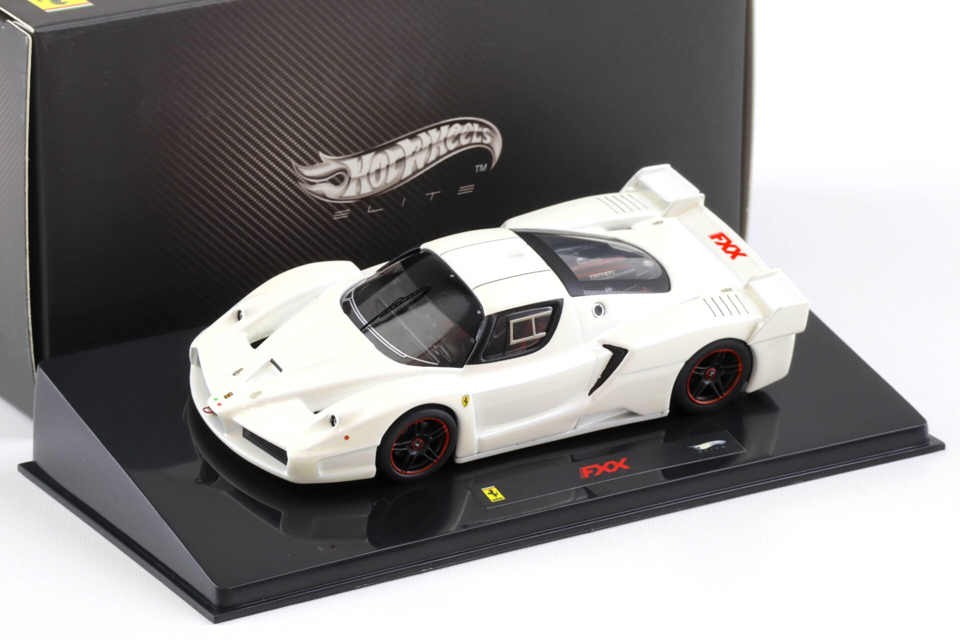 1:43 Hot Wheels Elite Ferrari FXX pearl white mica N5610