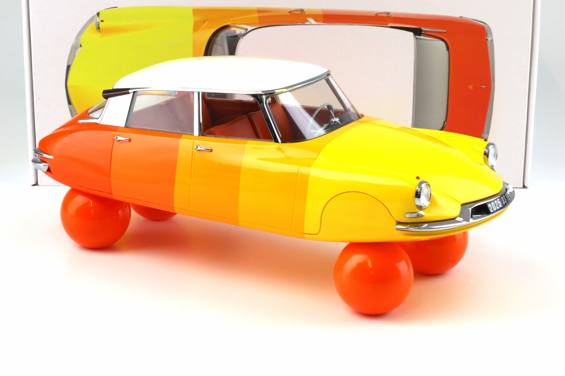 1:12 Norev Citroen DS 19 Sur Ballons 1959 Shades of orange 121581