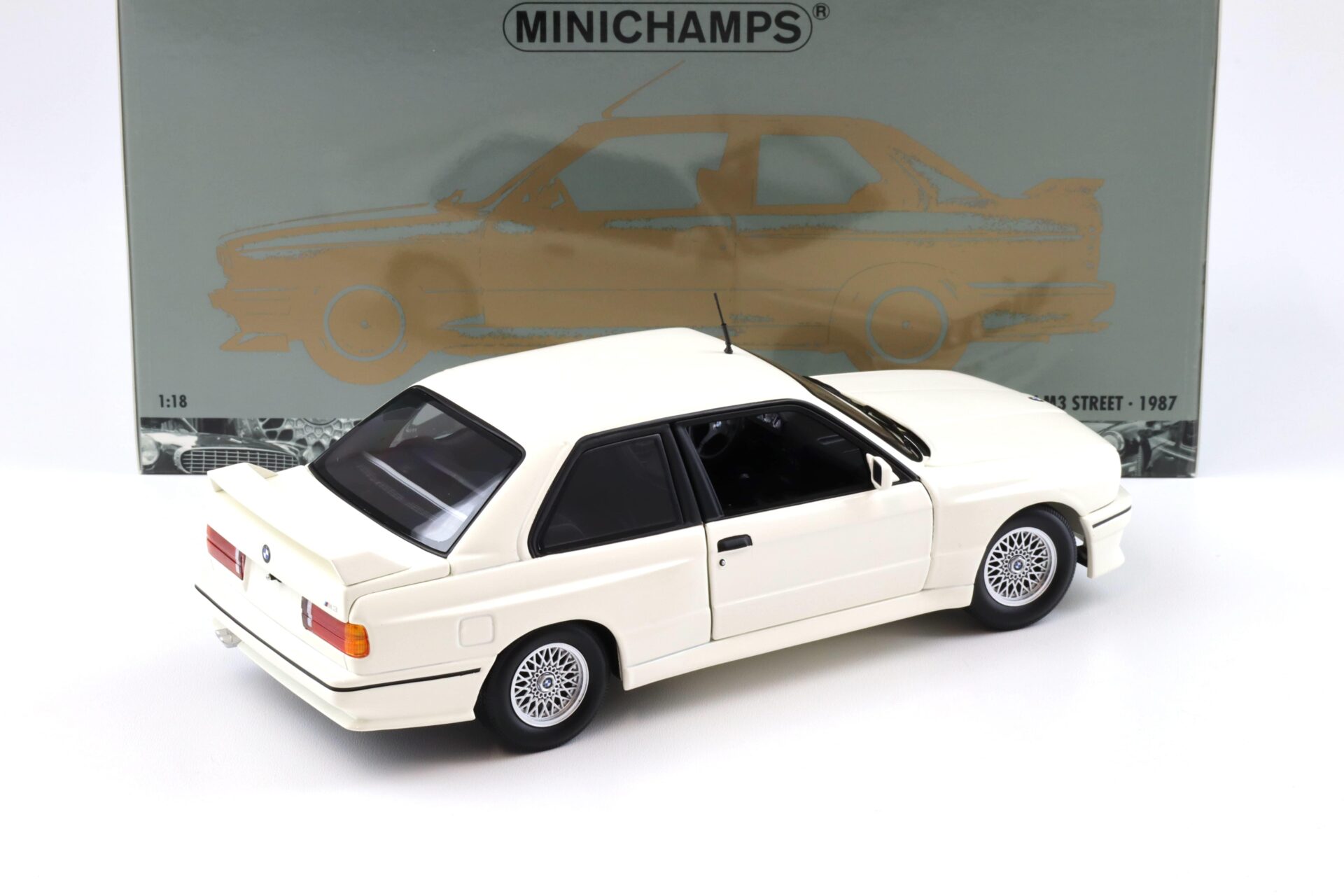 1:18 Minichamps BMW M3 E30 Street Coupe 1987 white