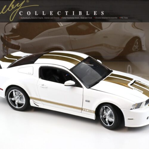 1:18 Shelby Collectibles 2012 Ford Shelby GT350 Coupe white/ gold stripes