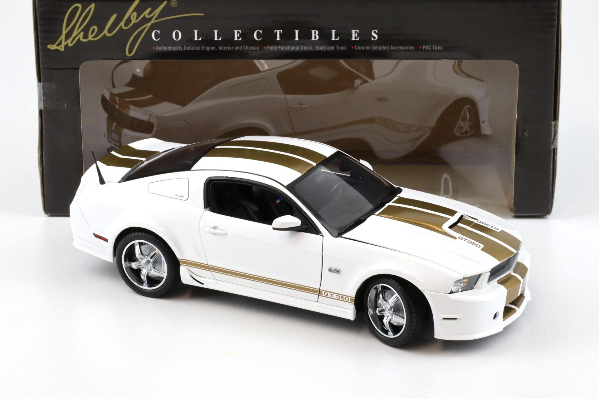 1:18 Shelby Collectibles 2012 Ford Shelby GT350 Coupe white/ gold stripes