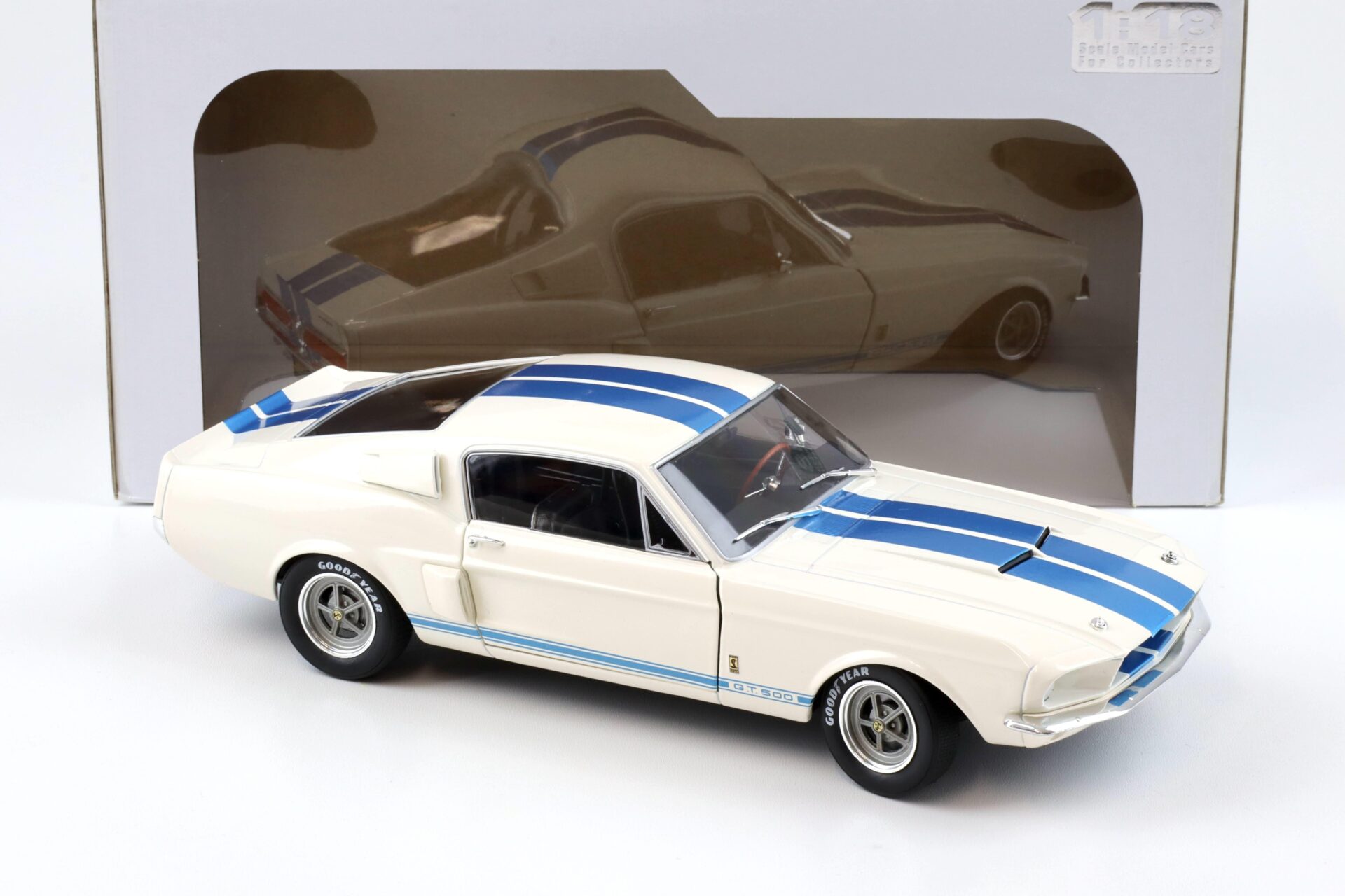 1:18 Solido Shelby Mustang GT500 Coupe white/ blue stripes 1967