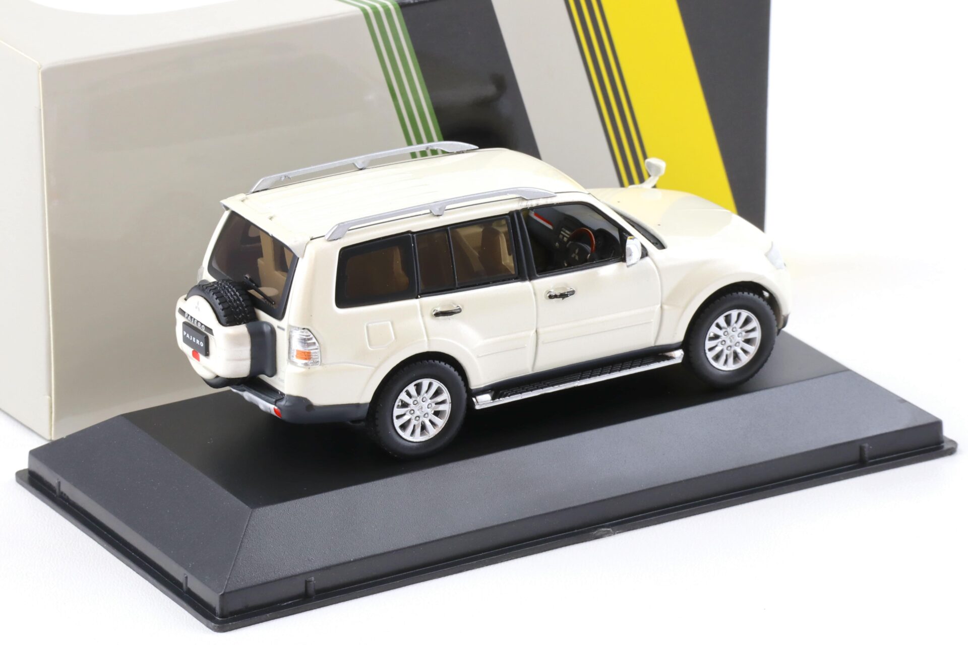 1:43 First43 Mitsubishi Pajero 4WD 2010 pearl white