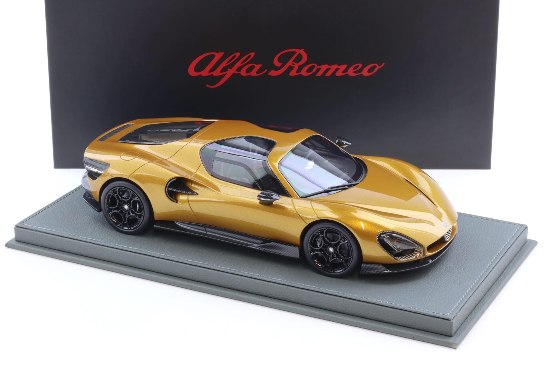 1:18 BBR Alfa Romeo 33 Stradale Ocra gold metallic - Limited 133 pcs.