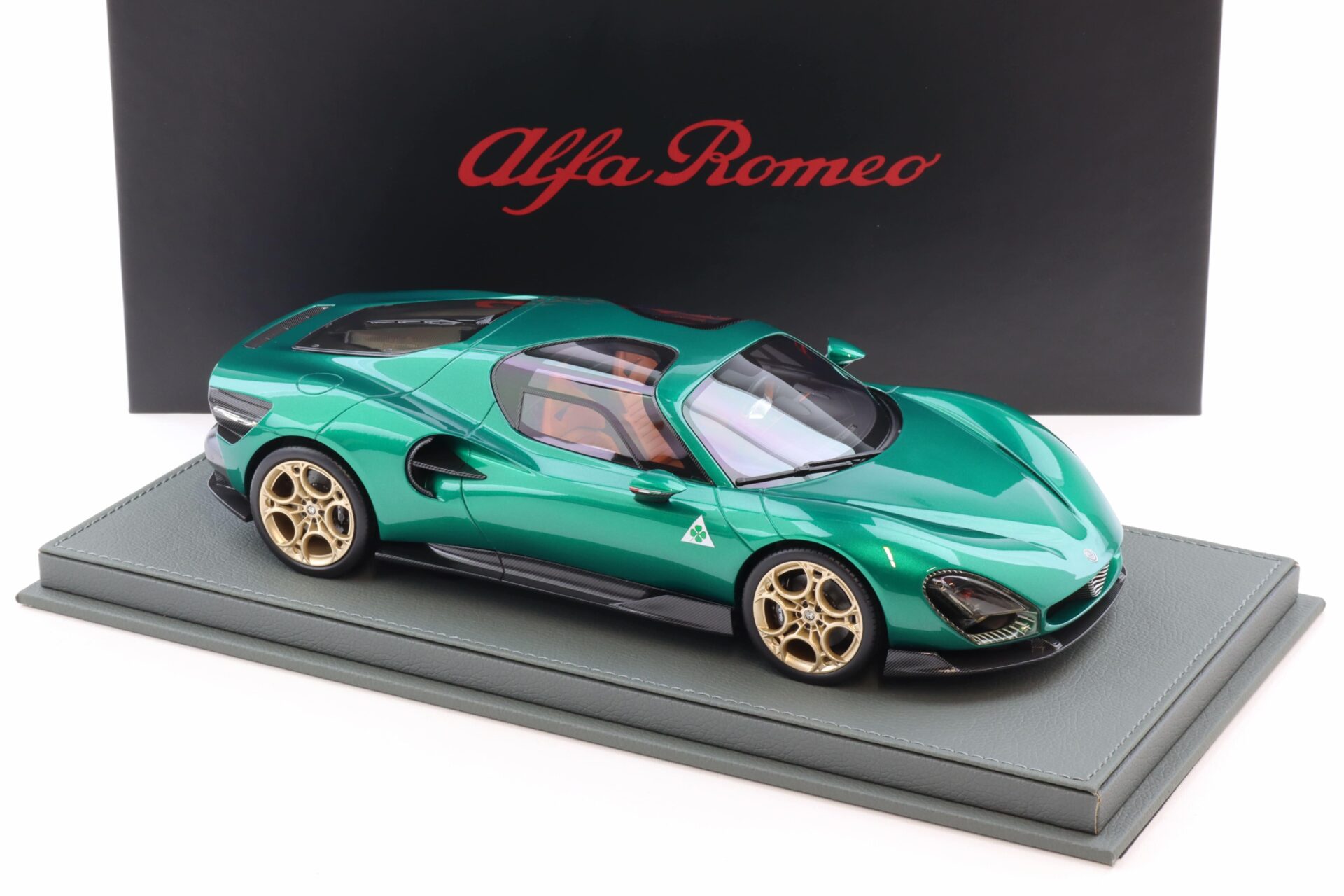1:18 BBR Alfa Romeo 33 Stradale Verde Montreal green metallic - Limited 233 pcs.