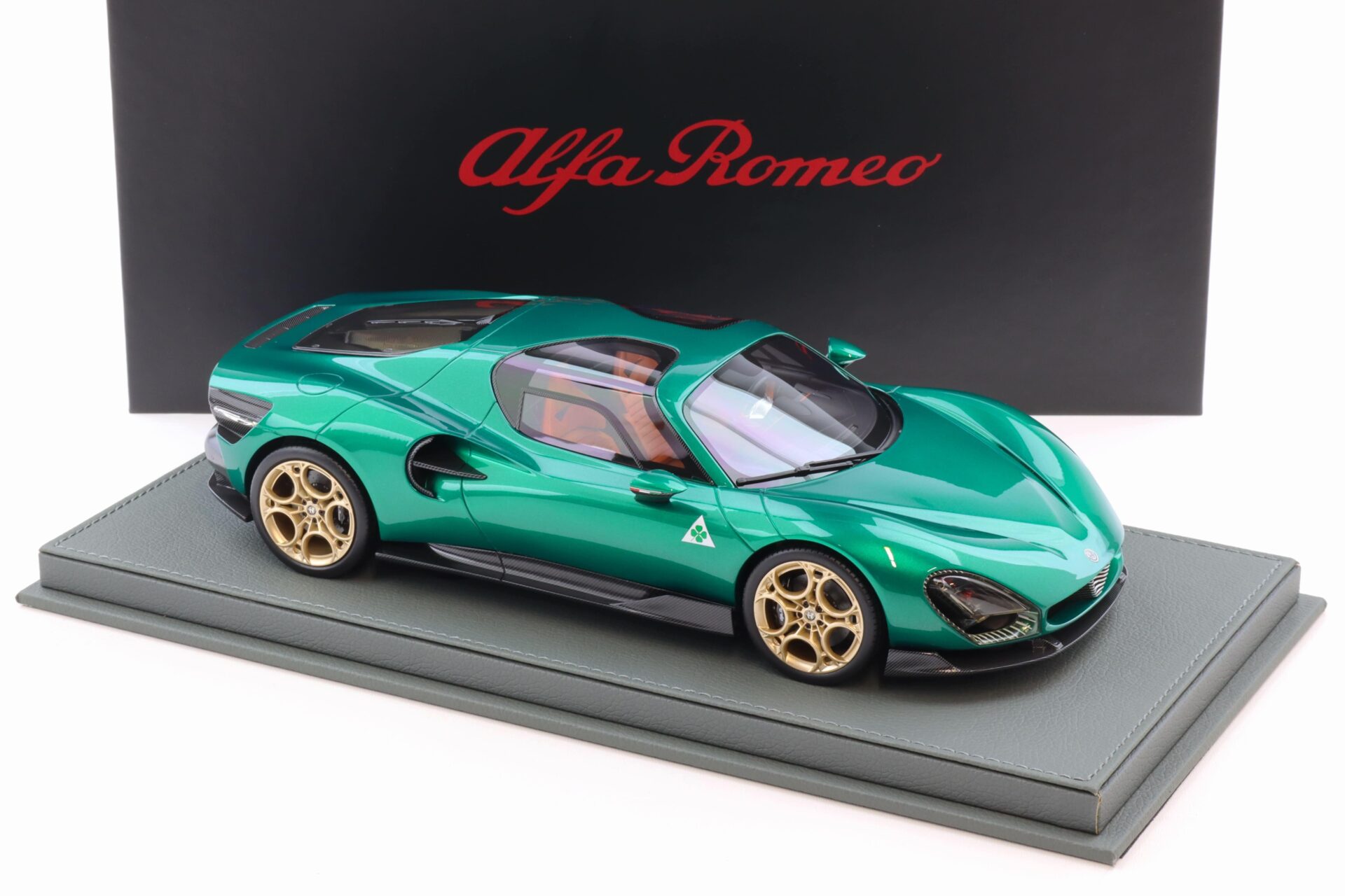 1:18 BBR Alfa Romeo 33 Stradale Verde Montreal green metallic - Limited 233 pcs.