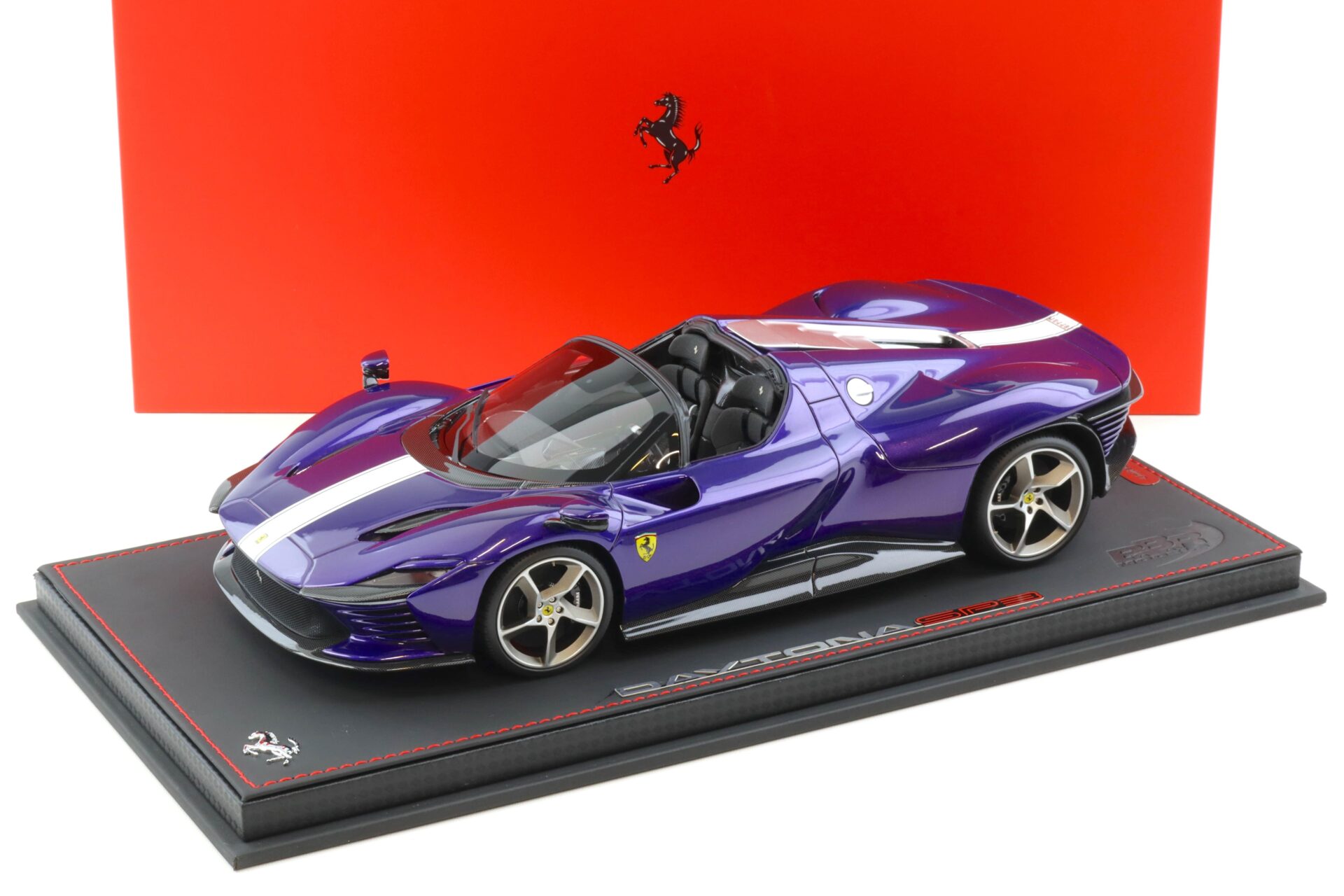 1:18 BBR Ferrari SP3 Daytona tetto aperto Viola Dino/ white stripe - Limited 42 pcs.