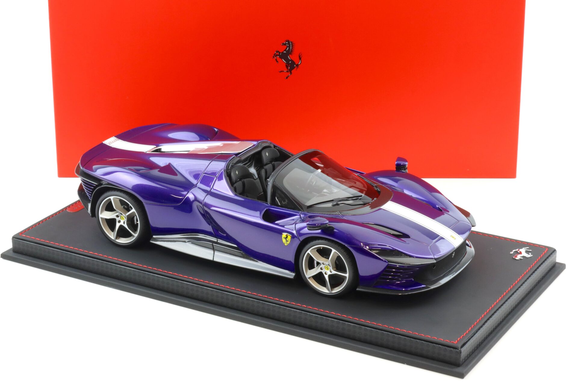 1:18 BBR Ferrari SP3 Daytona tetto aperto Viola Dino/ white stripe - Limited 42 pcs.