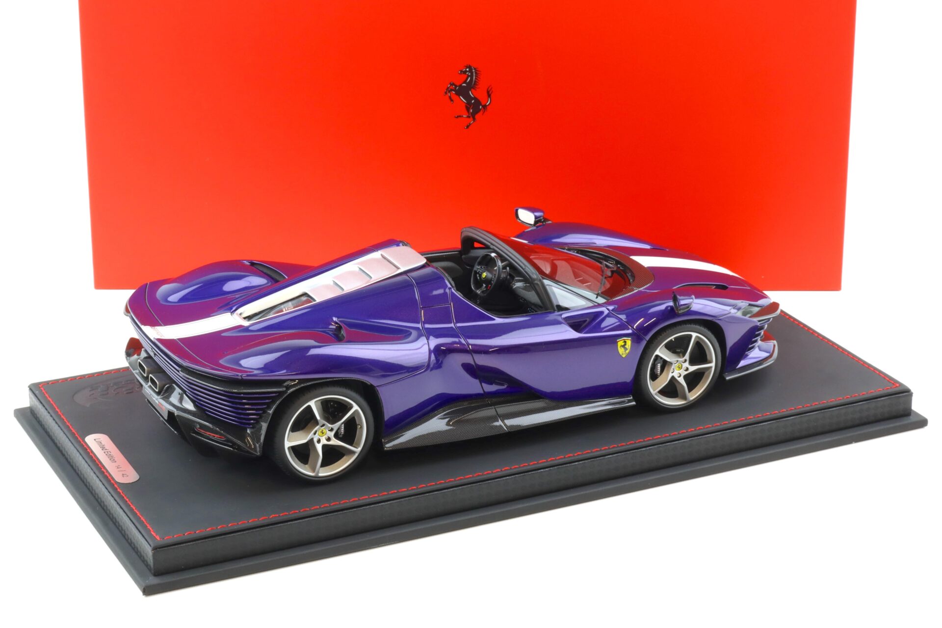 1:18 BBR Ferrari SP3 Daytona tetto aperto Viola Dino/ white stripe - Limited 42 pcs.