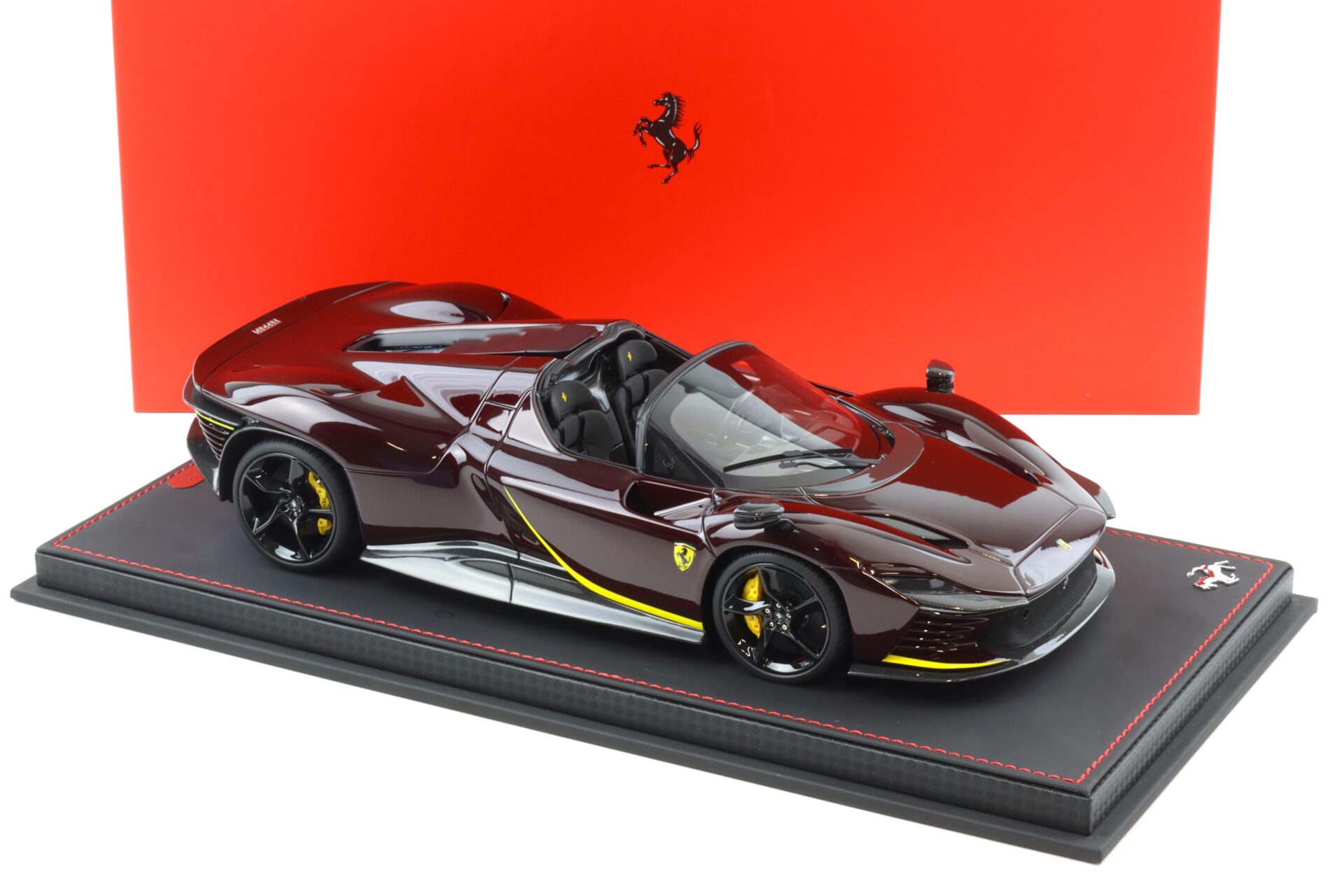 1:18 BBR Ferrari SP3 Daytona tetto aperto Rosso Rubino/ yellow - Limited 79 pcs.