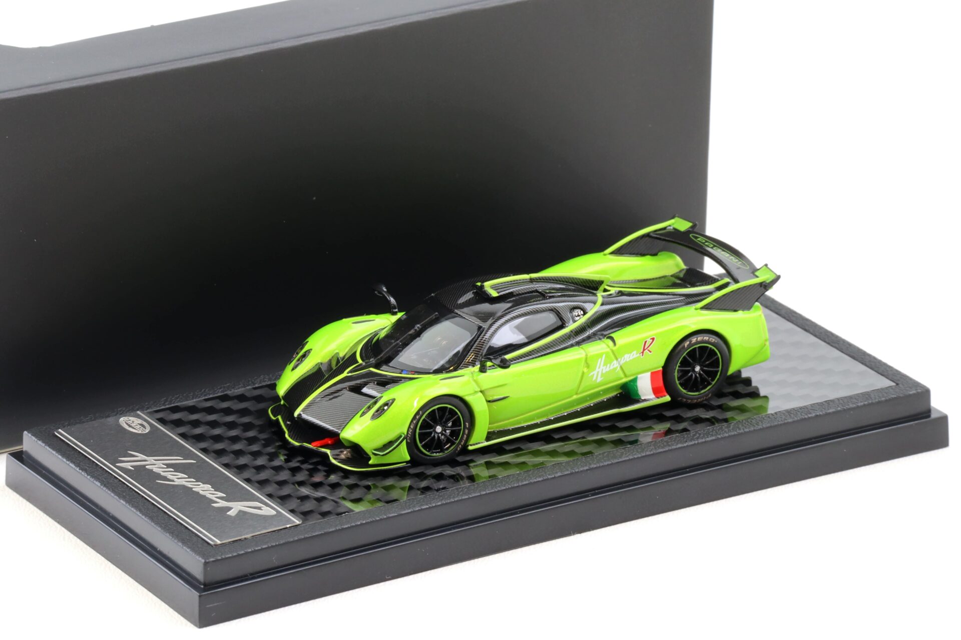 1:64 LCD Models Pagani Huayra R 2021 green/ Carbon LCD64028-GR