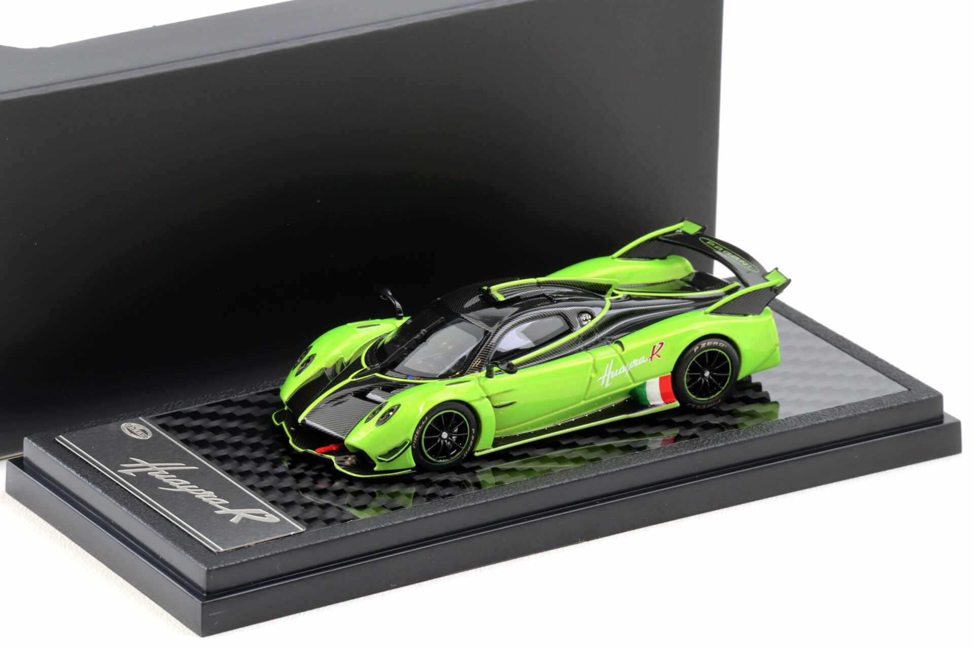 1:64 LCD Models Pagani Huayra R 2021 green/ Carbon LCD64028-GR