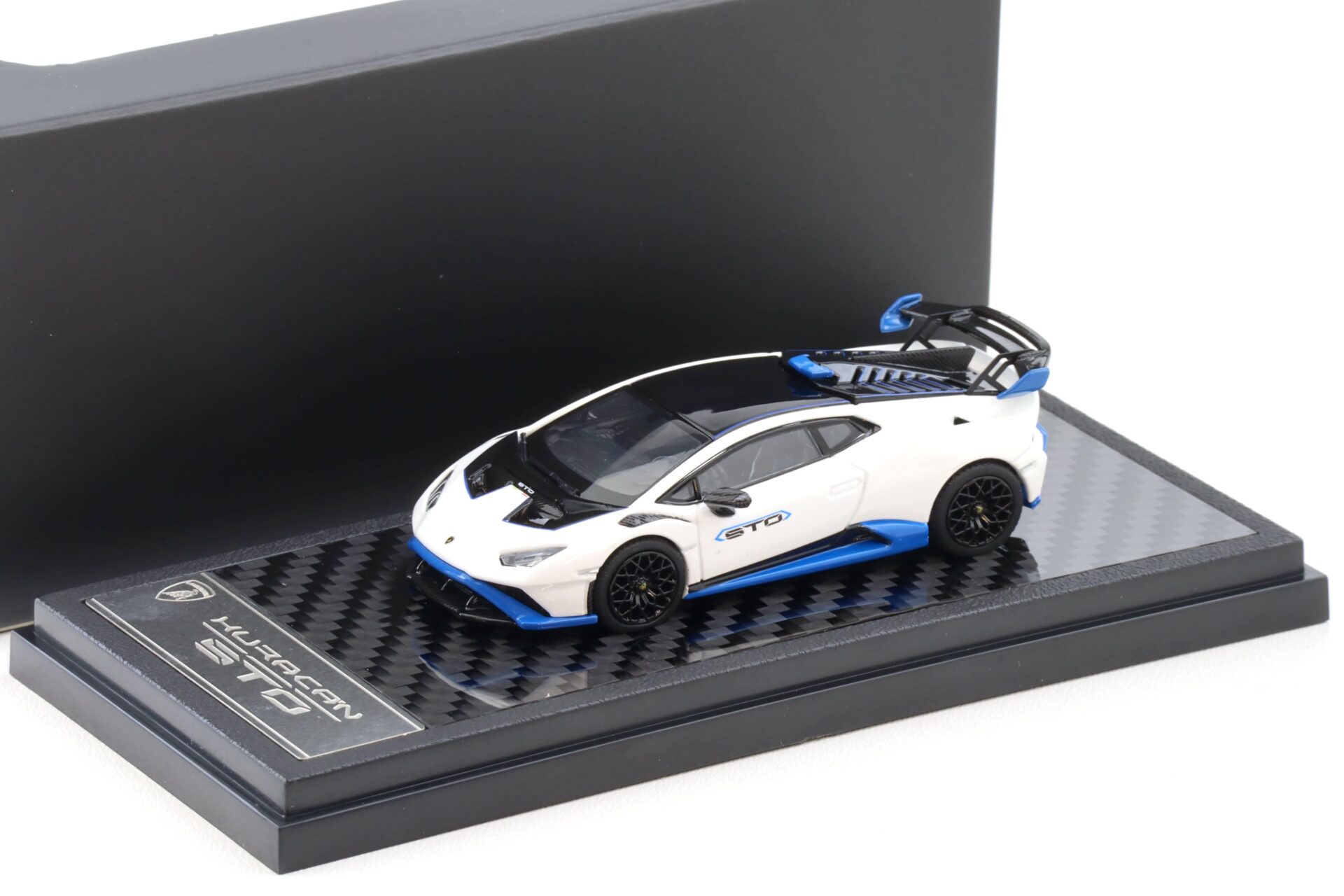 1:64 LCD Models Lamborghini Huracan STO Coupe white/ blue LCD64043-WH
