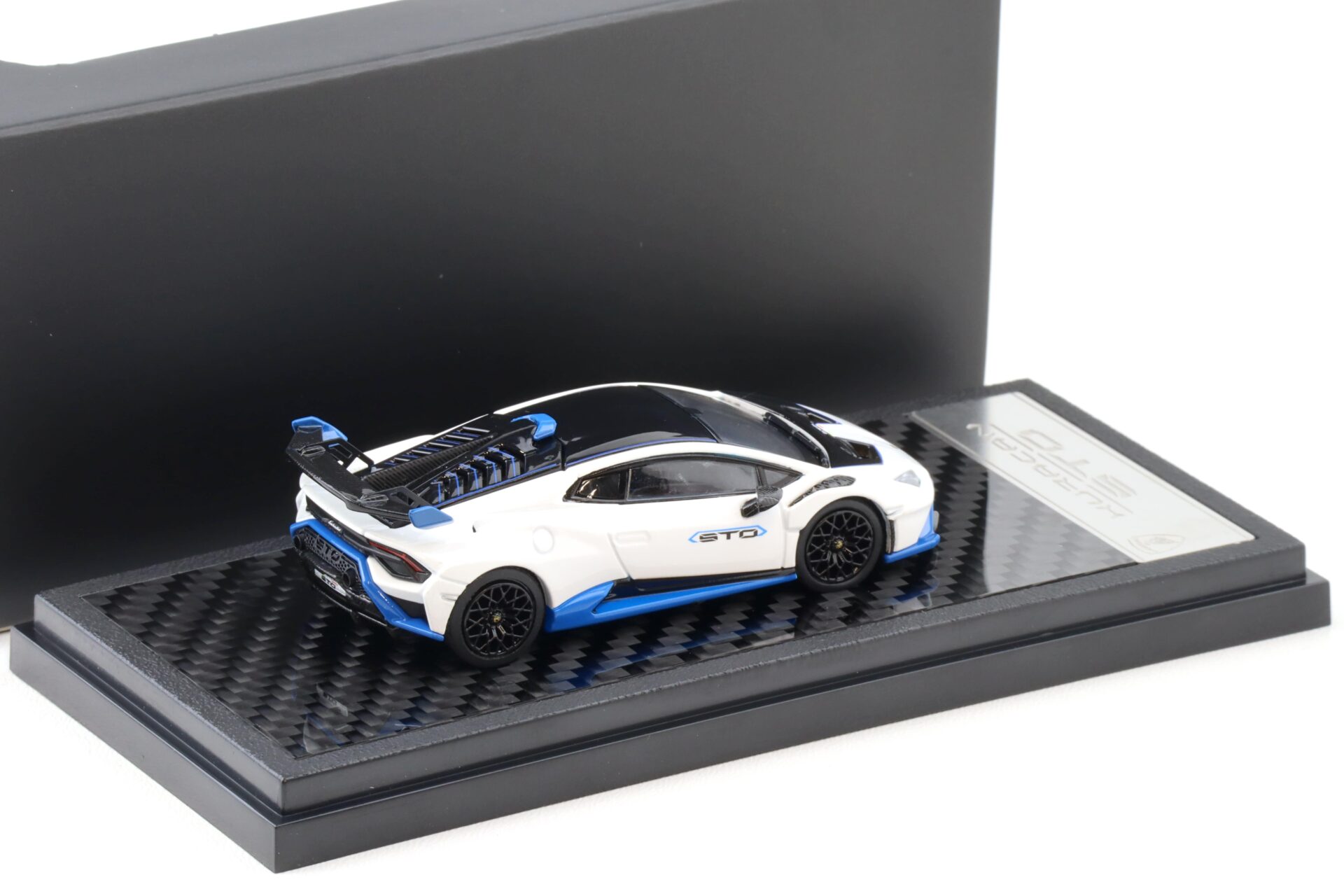 1:64 LCD Models Lamborghini Huracan STO Coupe white/ blue LCD64043-WH