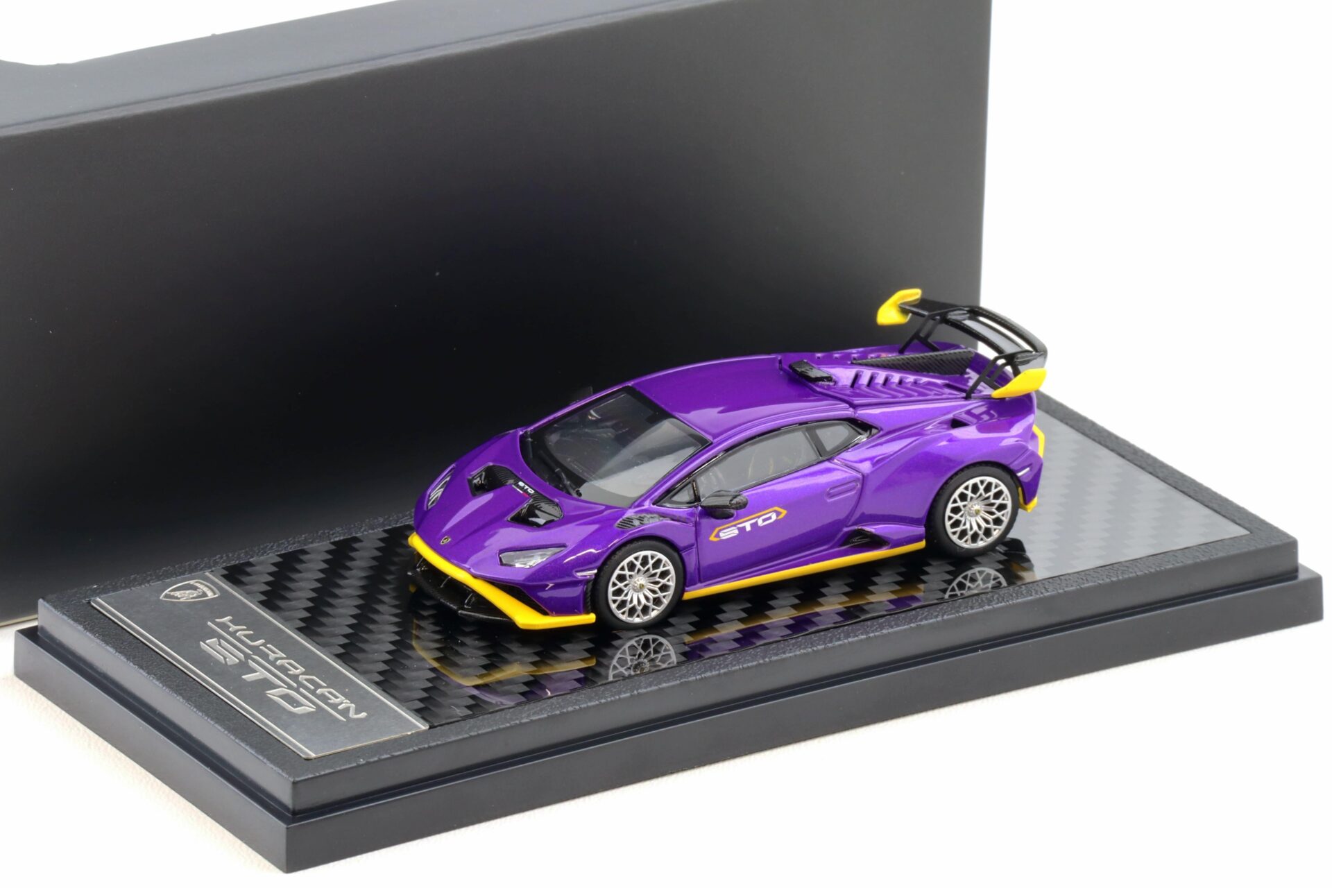 1:64 LCD Models Lamborghini Huracan STO Coupe purple metallic LCD64043-PU