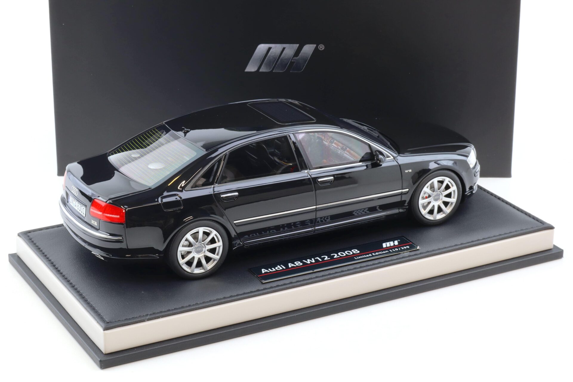 1:18 Motorhelix Resin Audi A8 W12 Limousine 2008 Brilliant black MH030BK