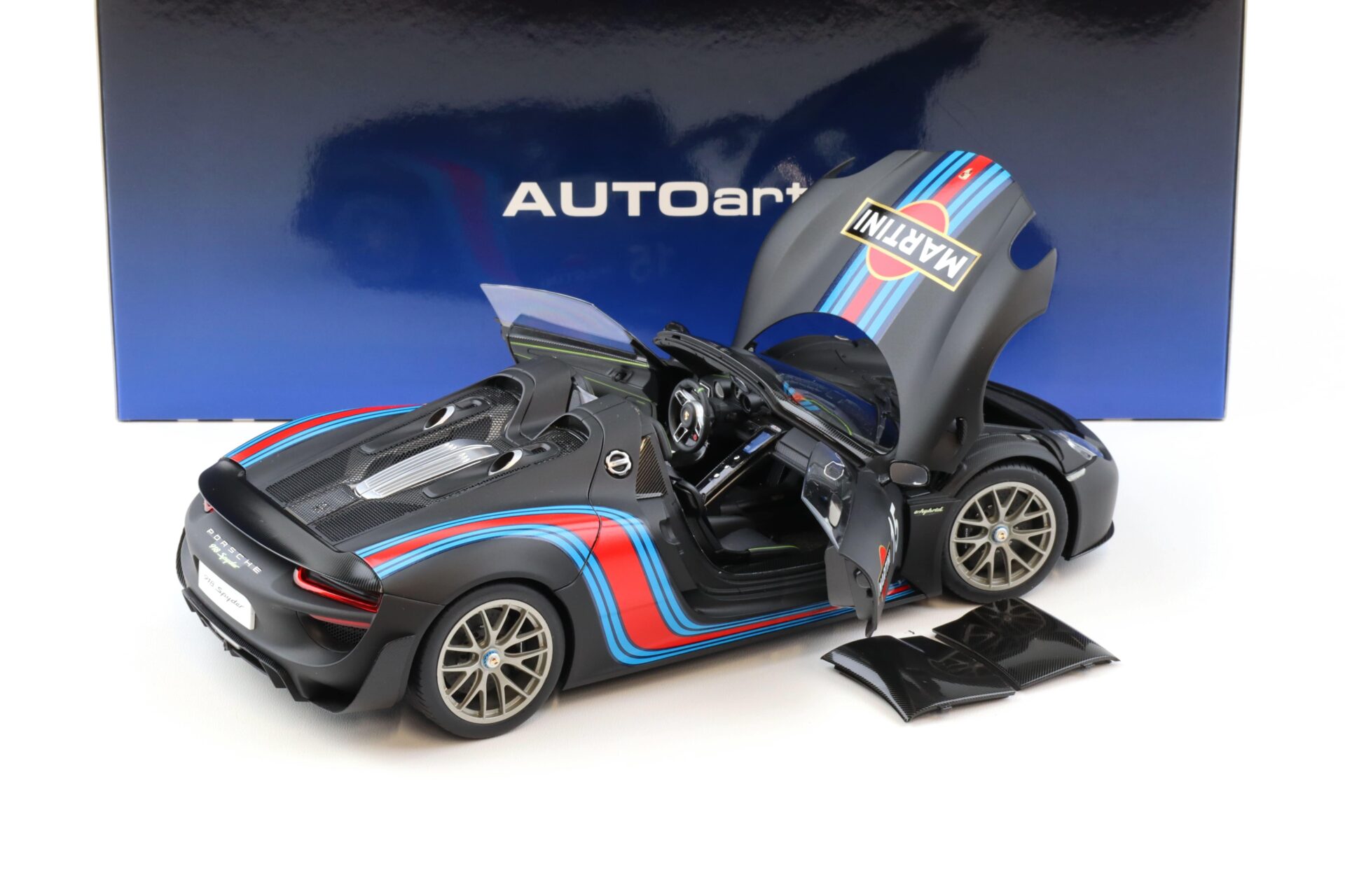 1:18 AUTOart Porsche 918 Spyder Weissach Package 2013 black/ Martini Livery 77929